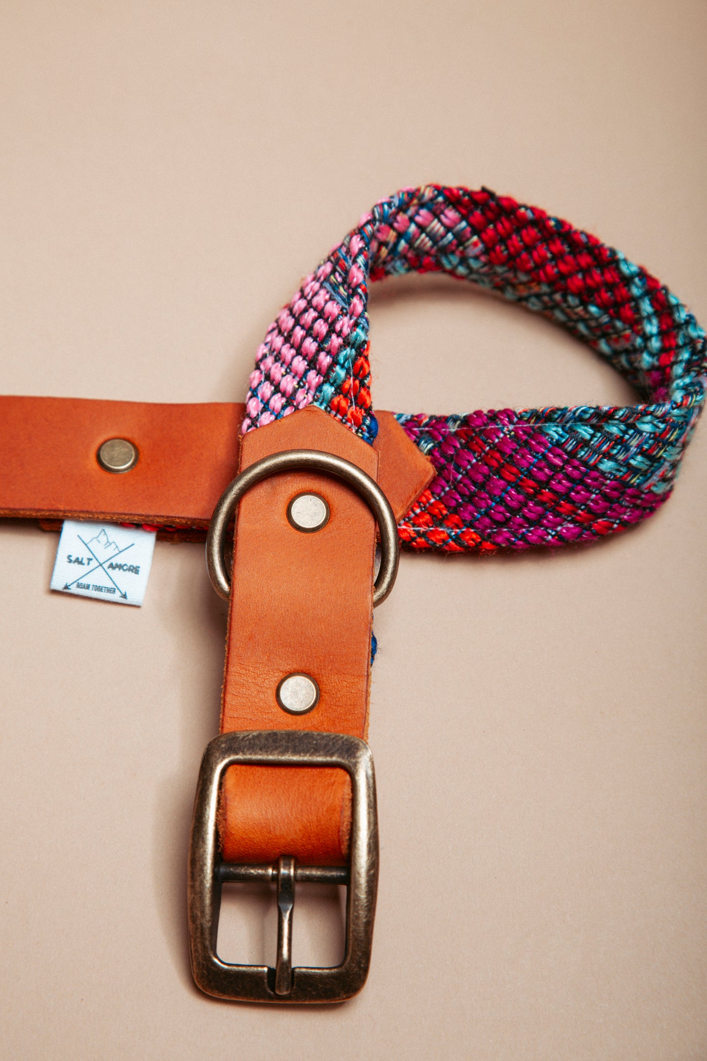 „Robustes, handgemachtes Hundehalsband aus reissfestem Gurtband veredelt mit gewebtem Baumwollstoff und weichem Fettleder im beliebten Bohostil mit folklorischem Webmuster – langlebige, stylische Dogwear. Das Hundezubehör für deinen Alltag oder dein nächstes Abenteuer!