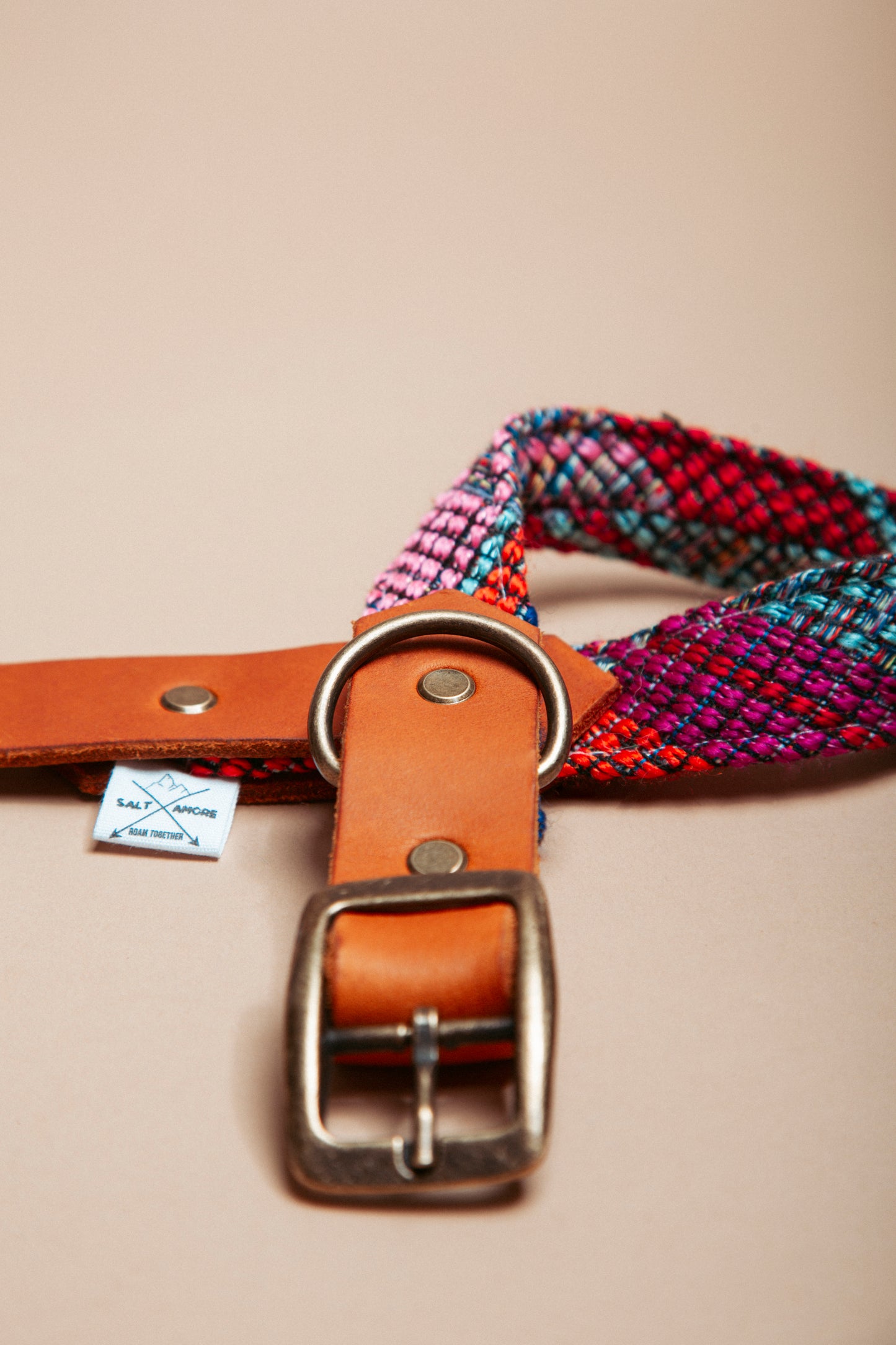 „Robustes, handgemachtes Hundehalsband aus reissfestem Gurtband veredelt mit gewebtem Baumwollstoff und weichem Fettleder im beliebten Bohostil mit folklorischem Webmuster – langlebige, stylische Dogwear. Das Hundezubehör für deinen Alltag oder dein nächstes Abenteuer!