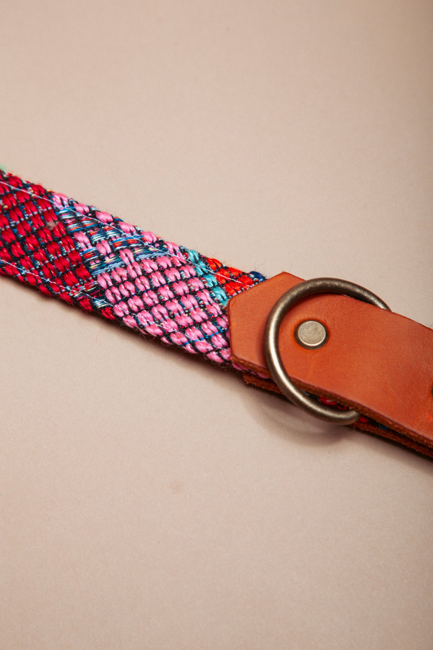 „Robustes, handgemachtes Hundehalsband aus reissfestem Gurtband veredelt mit gewebtem Baumwollstoff und weichem Fettleder im beliebten Bohostil mit folklorischem Webmuster – langlebige, stylische Dogwear. Das Hundezubehör für deinen Alltag oder dein nächstes Abenteuer!