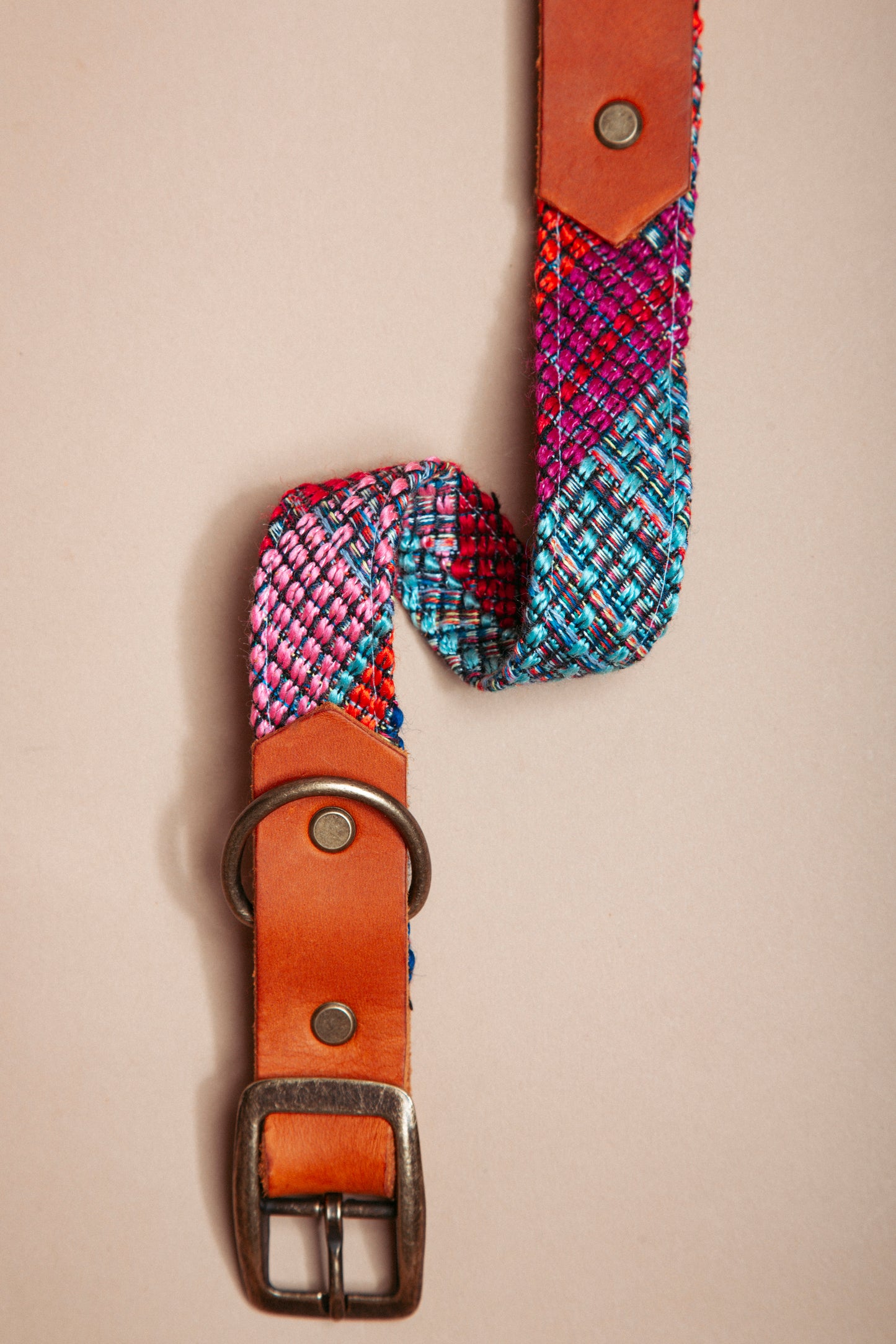 „Robustes, handgemachtes Hundehalsband aus reissfestem Gurtband veredelt mit gewebtem Baumwollstoff und weichem Fettleder im beliebten Bohostil mit folklorischem Webmuster – langlebige, stylische Dogwear. Das Hundezubehör für deinen Alltag oder dein nächstes Abenteuer!