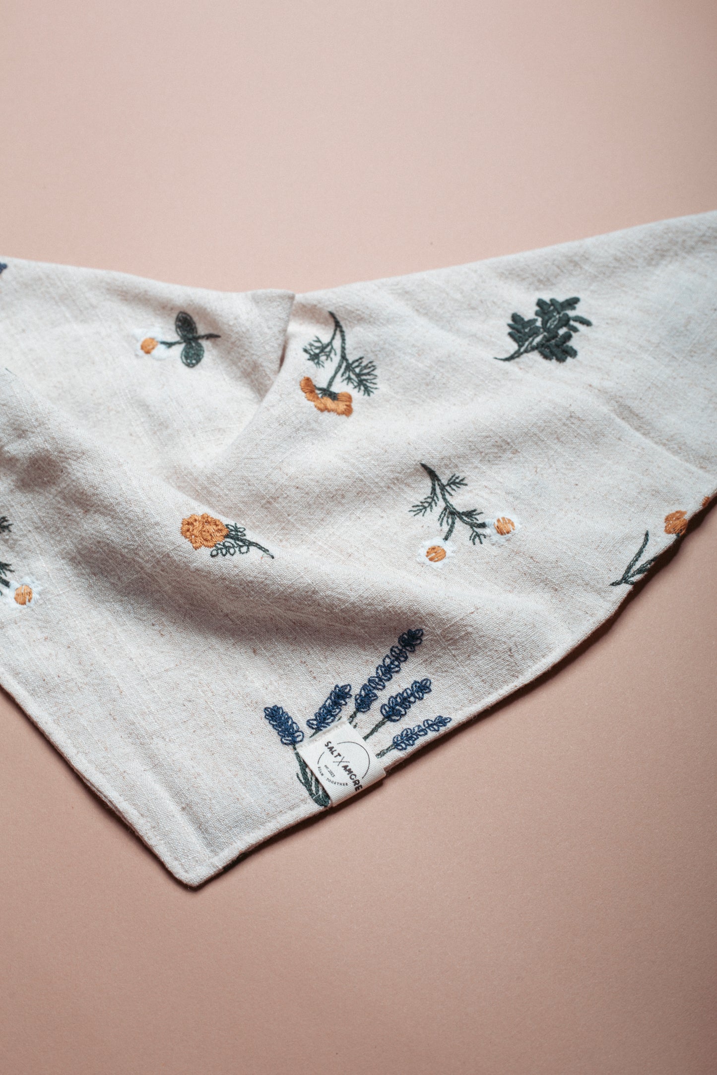 Handgemachtes Boho-Hundehalstuch aus Leinen mit floraler Stickerei – leicht, stilvoll & ideal. Jetzt online shoppen.