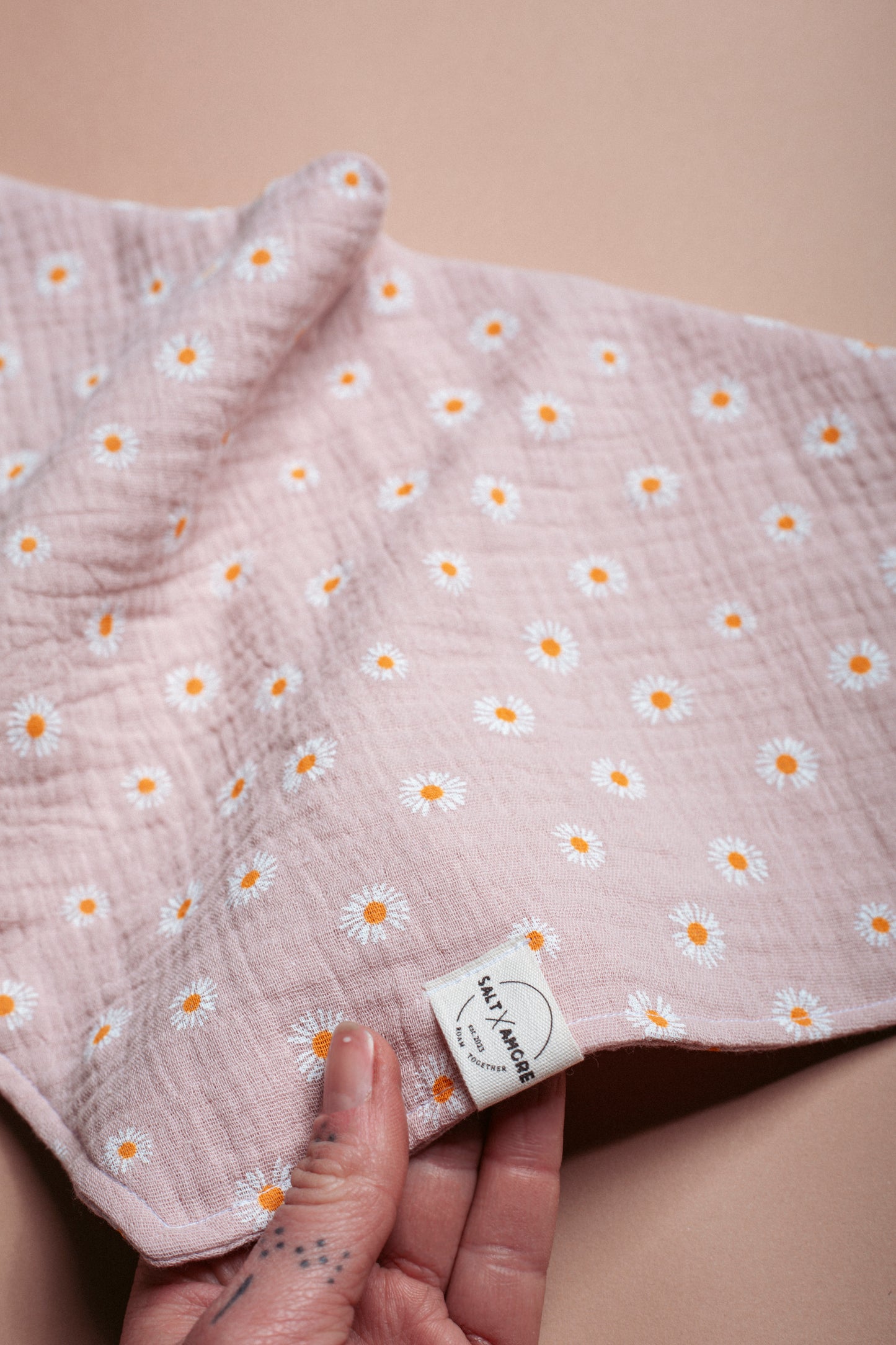 Handgemachtes Hundehalstuch aus Bio-Musselin mit Gänseblümchen-Print in Rosé – leichtes, stylisches Hundezubehör & perfekt für deinen Outdoorsommer mit Hund.