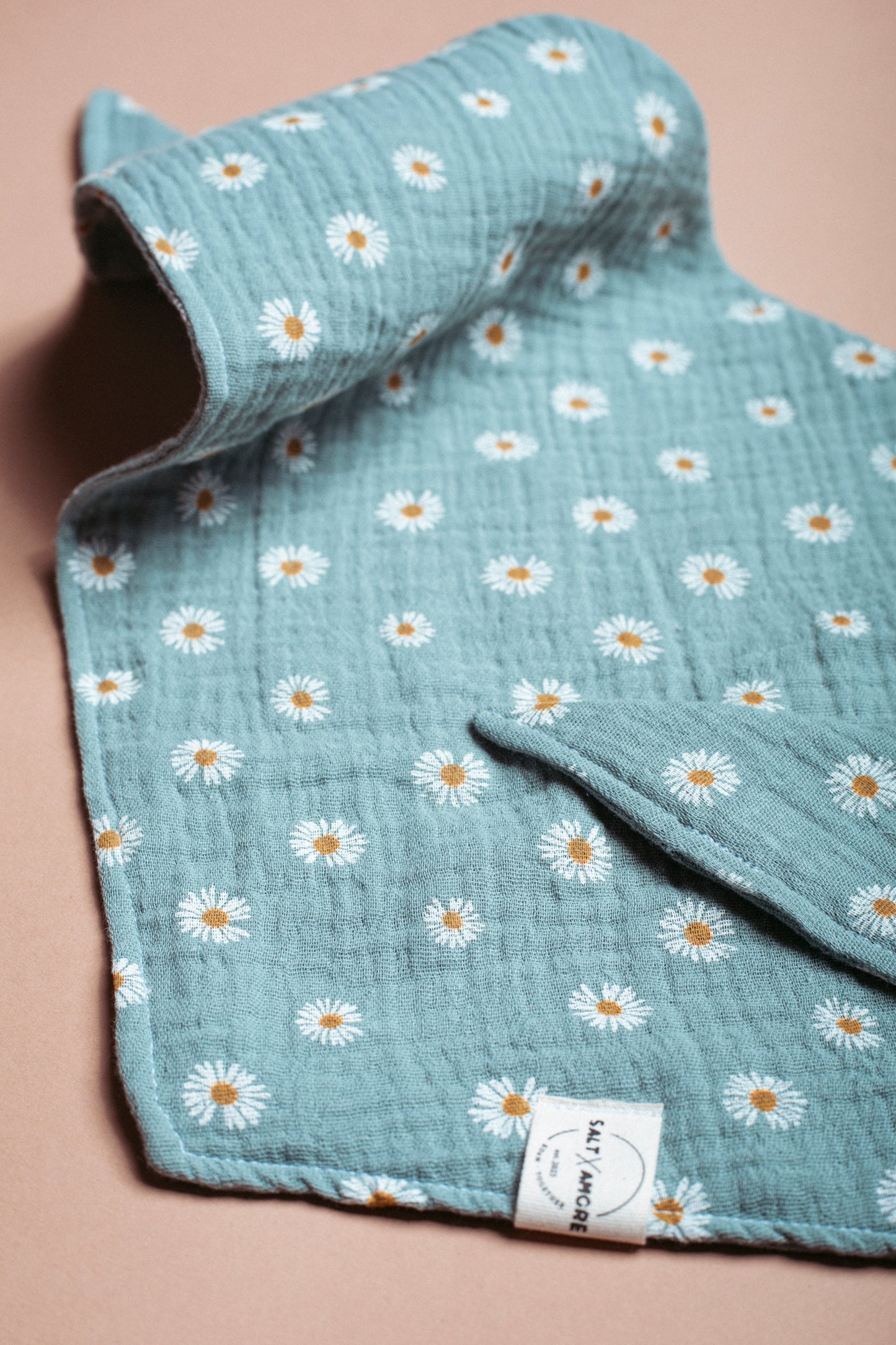 Luftiges Hundehalstuch „Daisy“ mit zartem Gänseblümchen-Print. Handgemachtes Hundezubehör aus Bio-Musselin –perfekt für stilvolle Sommermomente mit deinem Hund.