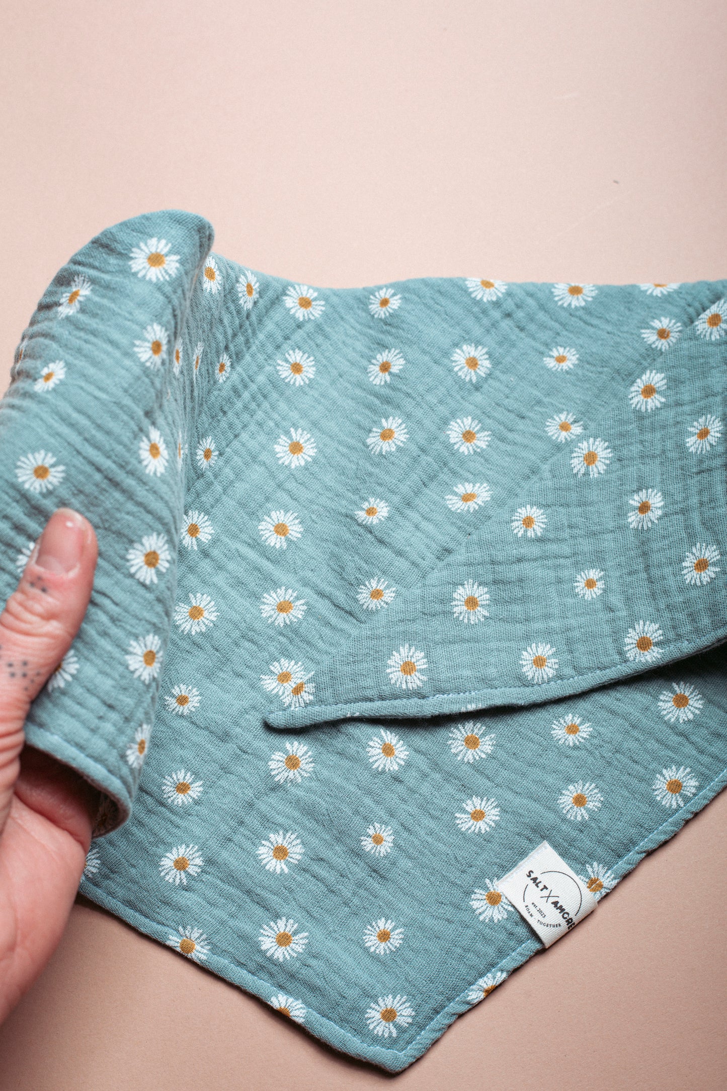 Luftiges Hundehalstuch „Daisy“ mit zartem Gänseblümchen-Print. Handgemachtes Hundezubehör aus Bio-Musselin –perfekt für stilvolle Sommermomente mit deinem Hund.
