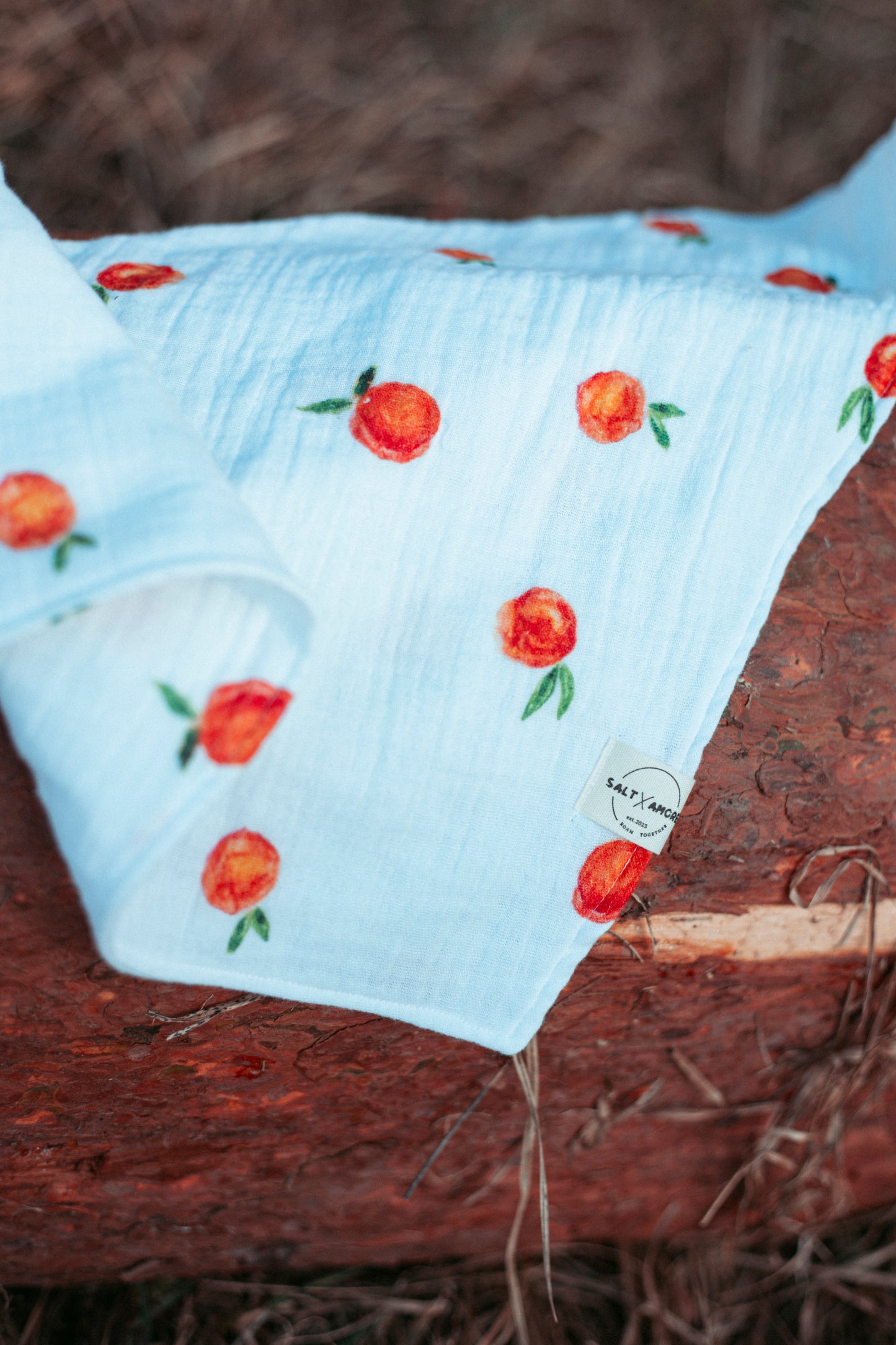 Fruchtige Dogwear für den Sommer: Hundehalstuch „Peach“ aus Bio-Musselin. Jetzt stilvolle Halstücher & Dogwear kaufen – handgemacht & leicht zu tragen.