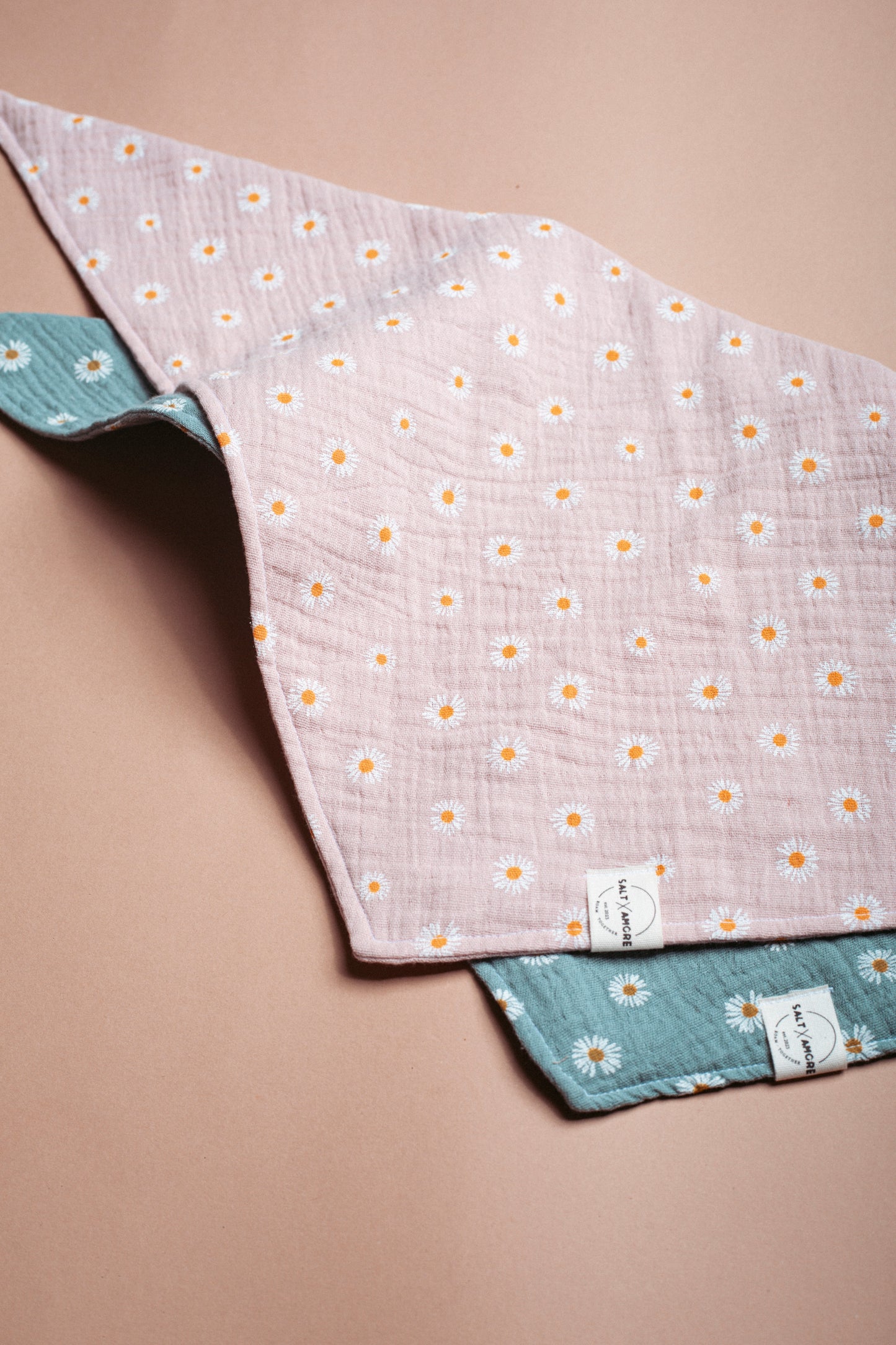 Handgemachtes Hundehalstuch aus Bio-Musselin mit Gänseblümchen-Print in Rosé – leichtes, stylisches Hundezubehör & perfekt für deinen Outdoorsommer mit Hund.