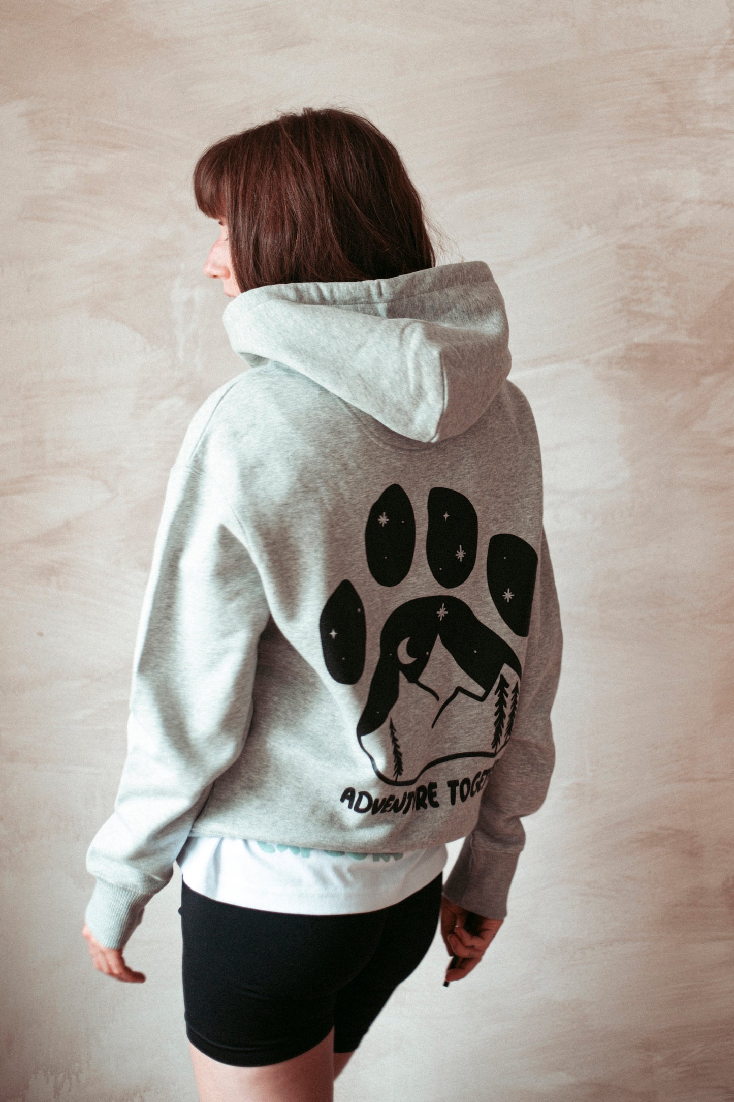 Statement Hoodie aus Bio-Baumwolle, nachhaltig Produziert in Heather Grey. Mit Pfotenprint für alle Outdoormenschen.