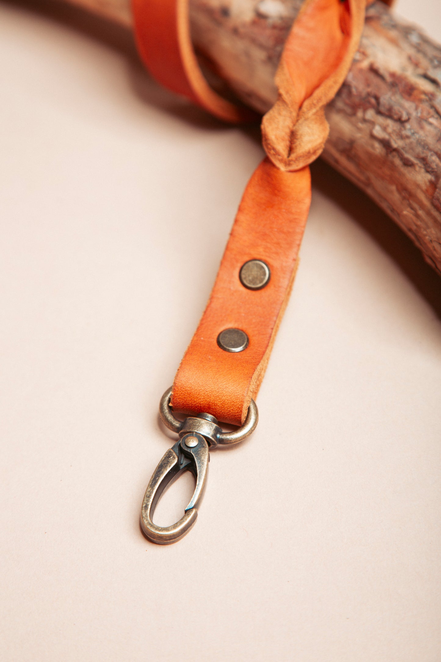 „Handschlaufe & Kurzführer aus robustem Leder für Hunde in verschiedenen Farben, handgefertigt mit stabilem Karabiner – ideal für Training und kurze Führstrecken2.