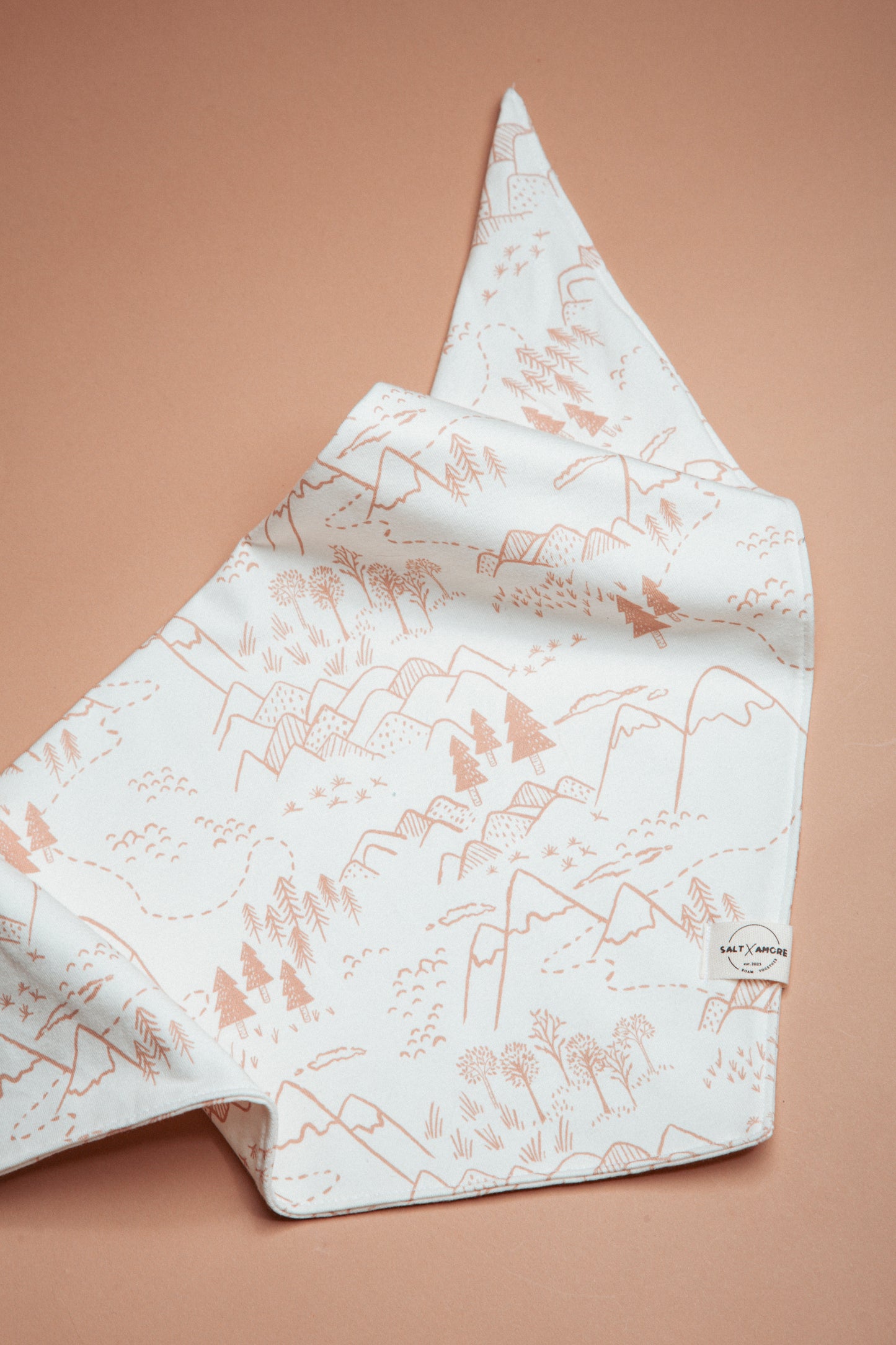 Stylische Dogwear für Naturfans: Hundehalstuch „Pathfinder“ aus Jersey – handgemacht, atmungsaktiv & ideal für Sommer, Gassi & kleine Abenteuer. Jetzt kaufen!