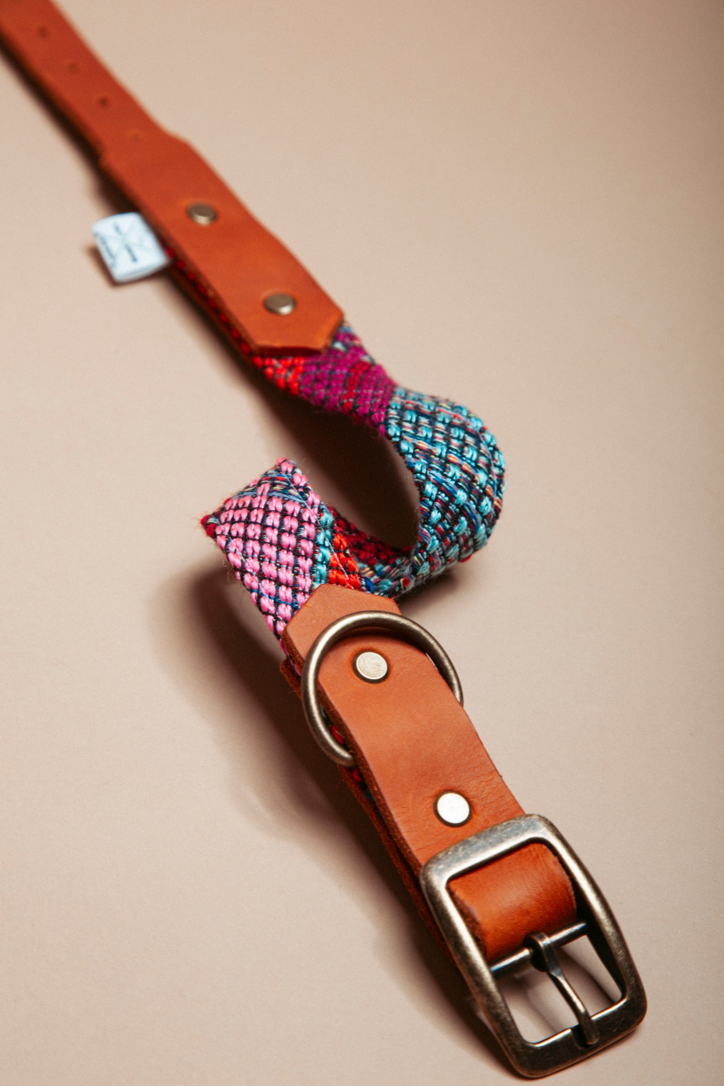 „Robustes, handgemachtes Hundehalsband aus reissfestem Gurtband veredelt mit gewebtem Baumwollstoff und weichem Fettleder im beliebten Bohostil mit folklorischem Webmuster – langlebige, stylische Dogwear. Das Hundezubehör für deinen Alltag oder dein nächstes Abenteuer!