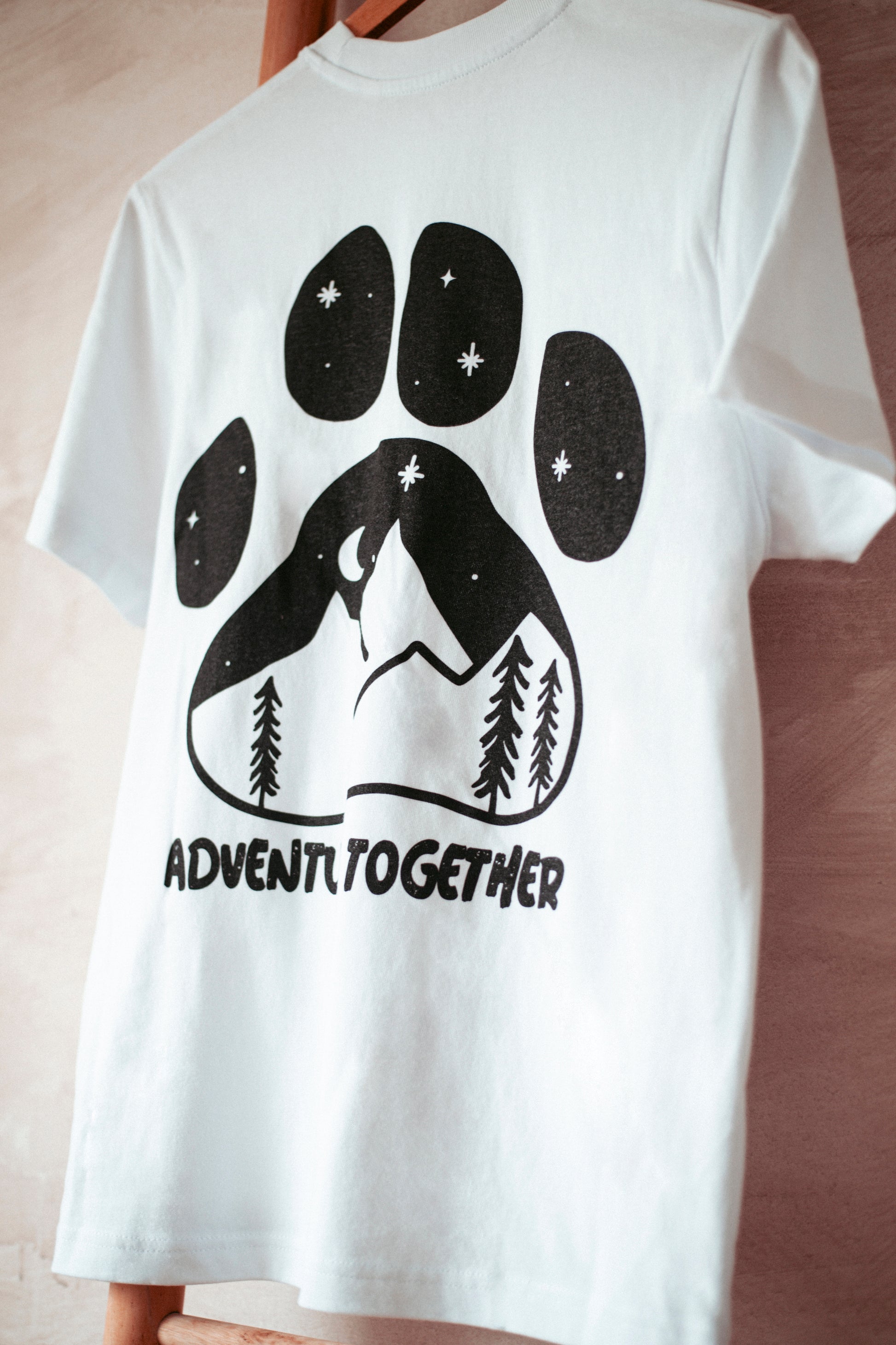 Statement Longsleeve aus Bio-Baumwolle in weiss. Nachhaltig Produziert in der EU. Mit Pfotenprint für alle Outdoormenschen.