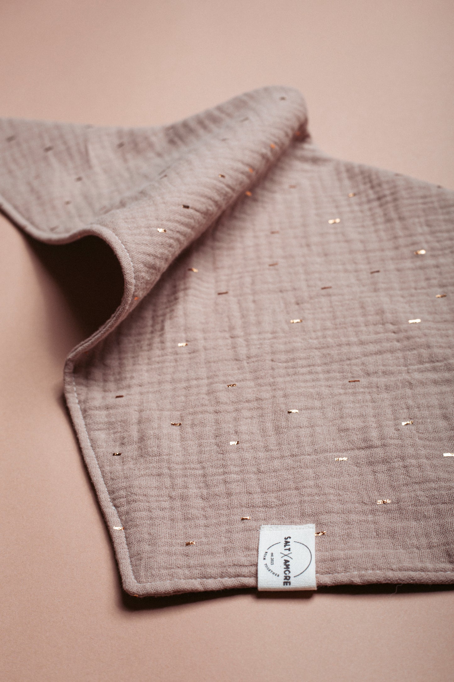Natürlich schöne Dogwear: Hundehalstuch „Natural“ in Sand mit Gold-Detail – handgemacht, leicht & stilvoll. Jetzt Hundehalstücher für den Outdoorsommer kaufen!