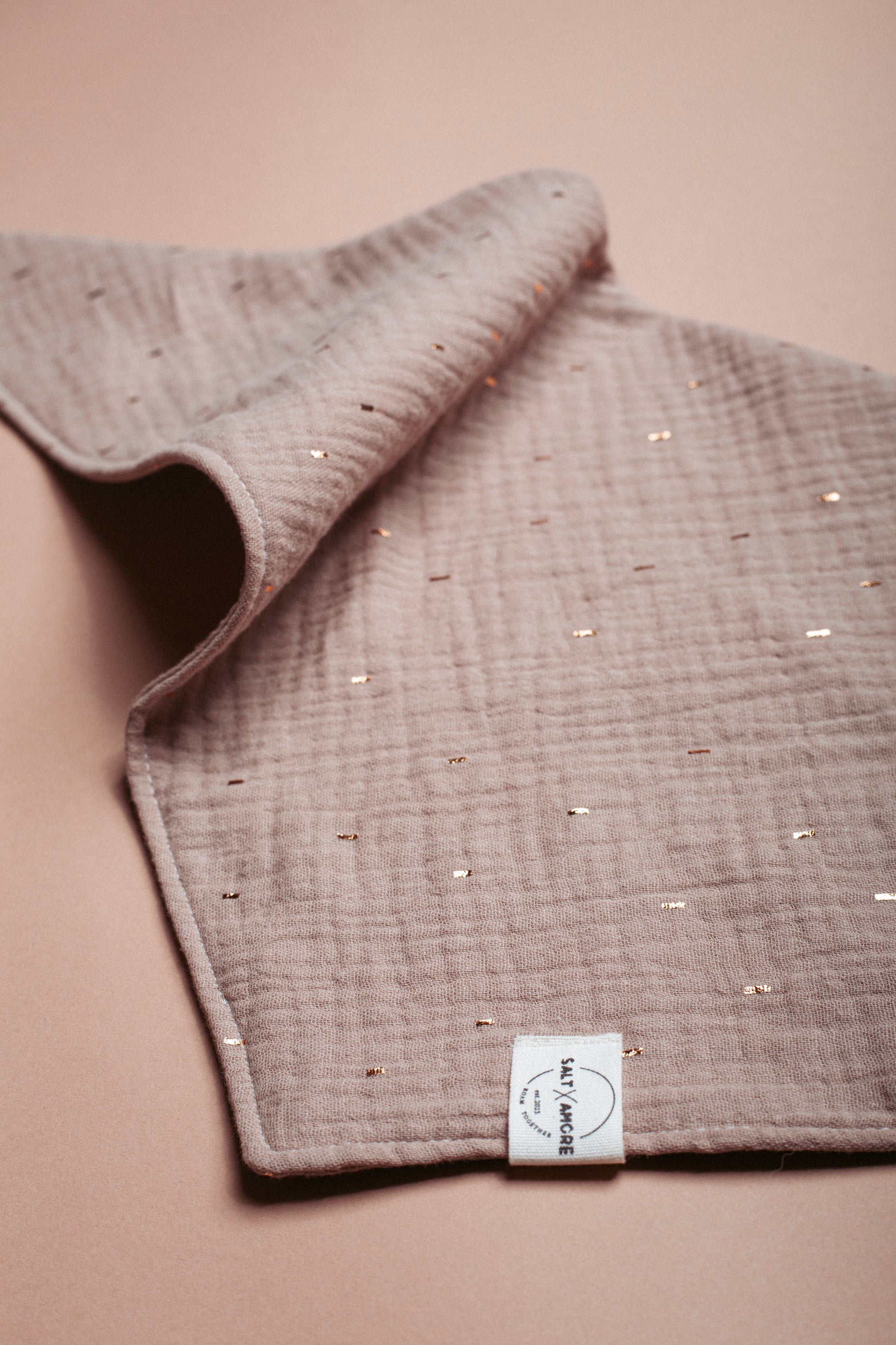 Natürlich schöne Dogwear: Hundehalstuch „Natural“ in Sand mit Gold-Detail – handgemacht, leicht & stilvoll. Jetzt Hundehalstücher für den Outdoorsommer kaufen!