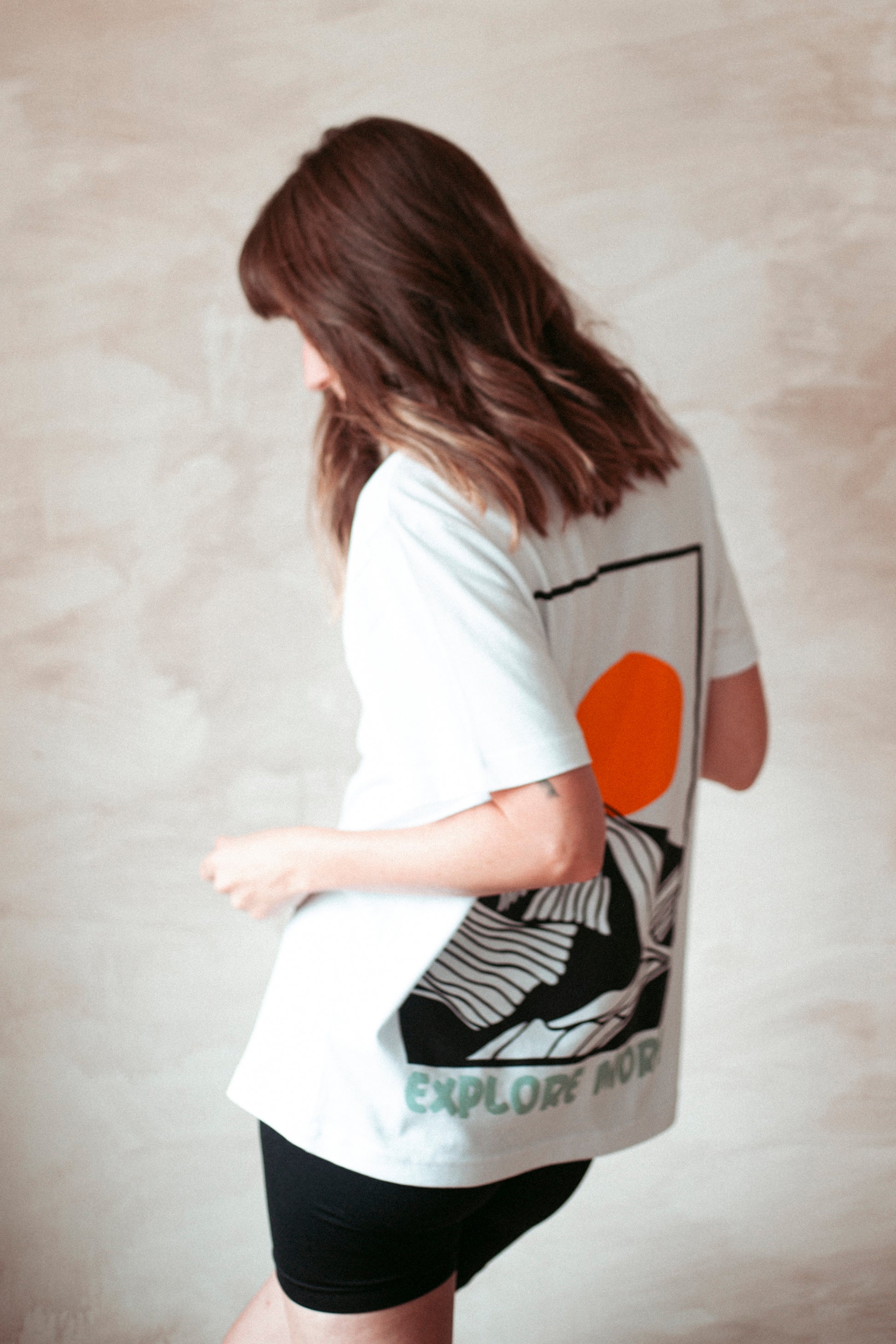 Statement T-Shirt aus Bio-Baumwolle in weiss. Nachhaltig Produziert in der EU. Mit Bergprint für alle Outdoormenschen.