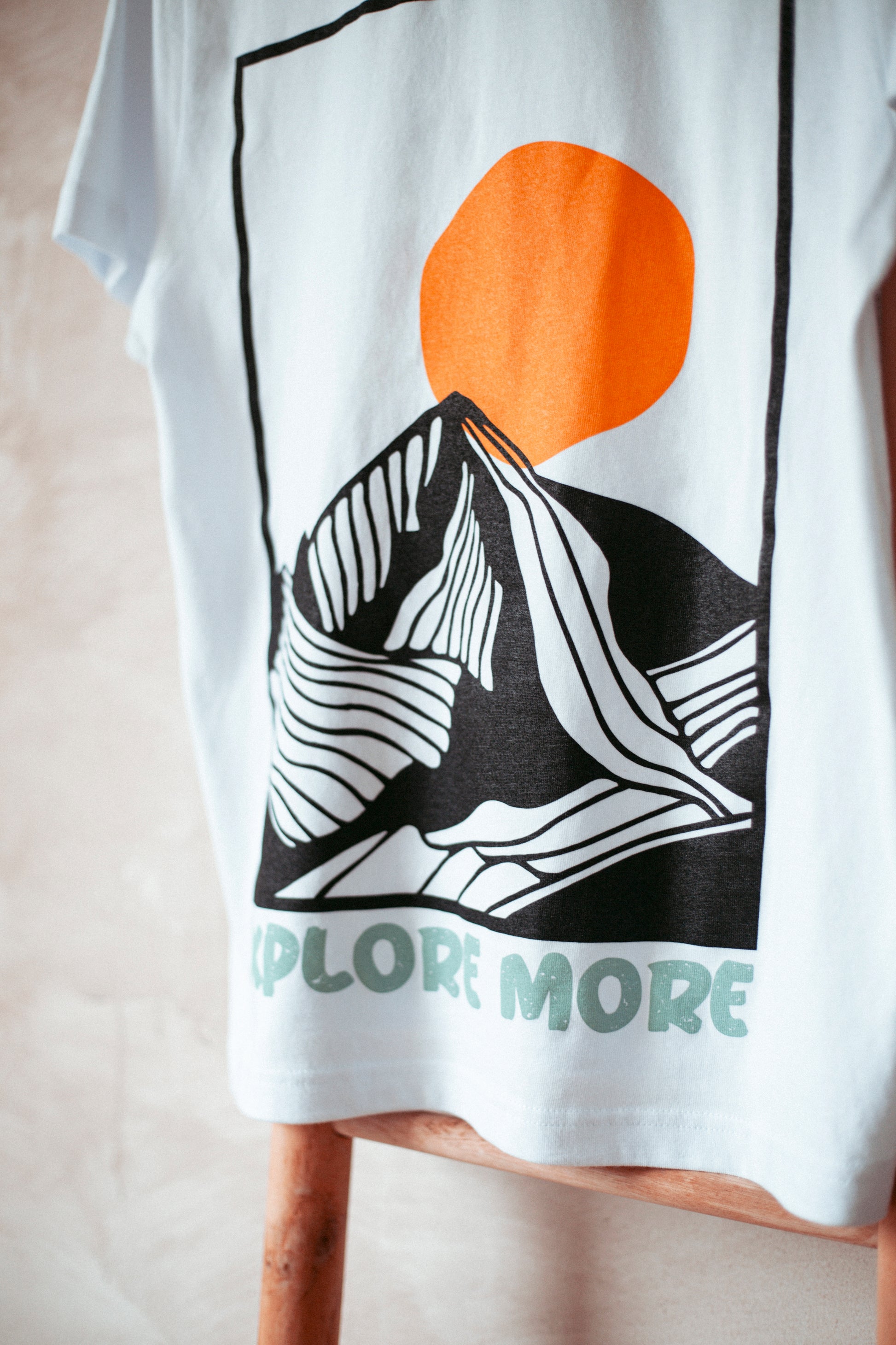 Statement T-Shirt aus Bio-Baumwolle in weiss. Nachhaltig Produziert in der EU. Mit Bergprint für alle Outdoormenschen.