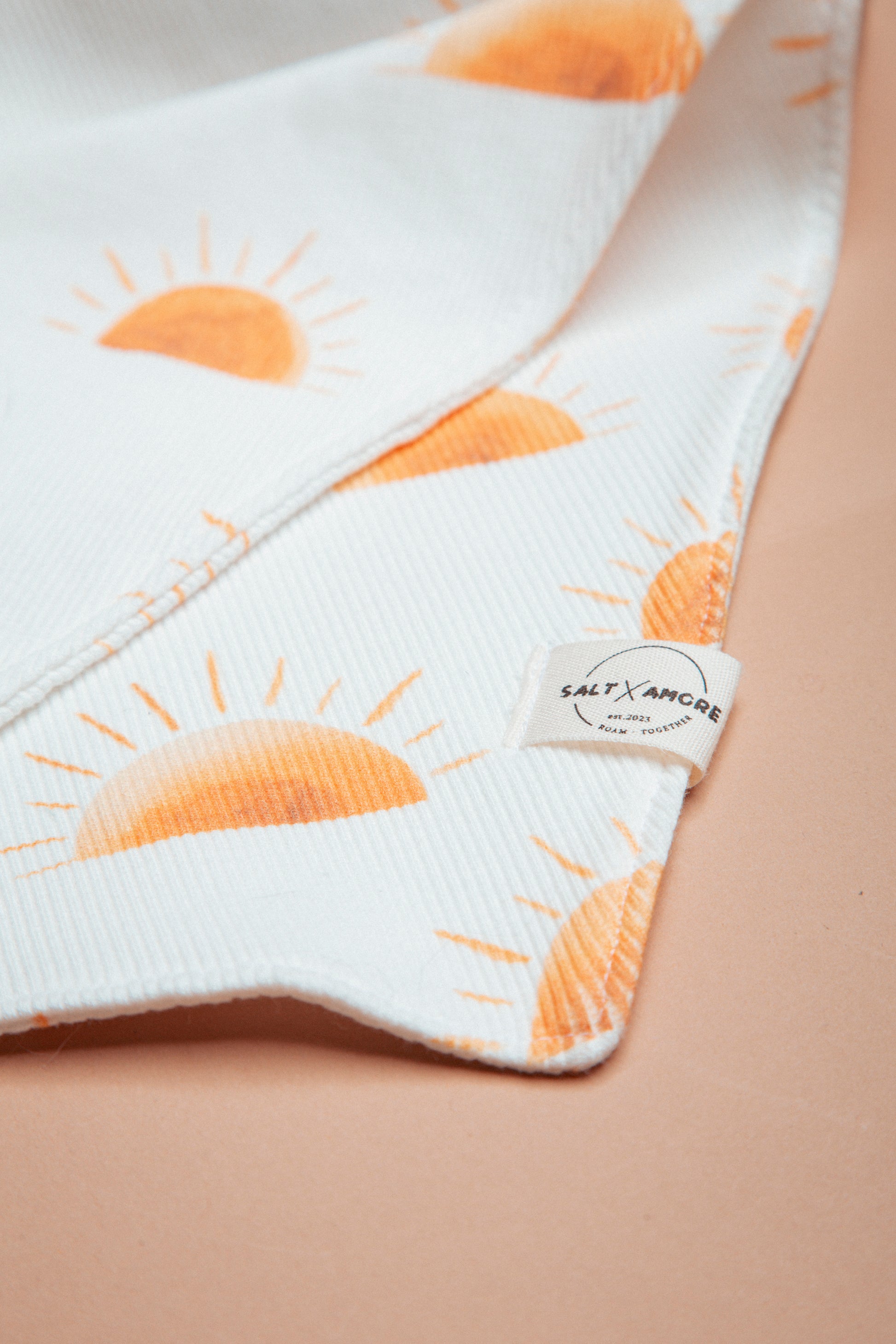 Sommerliche & nachhaltige Dogwear: Hundehalstuch „Sunset“ aus Bio-Jersey – handgemacht, bequem & perfekt für Abenteuer. Jetzt Hundehalstücher kaufen!