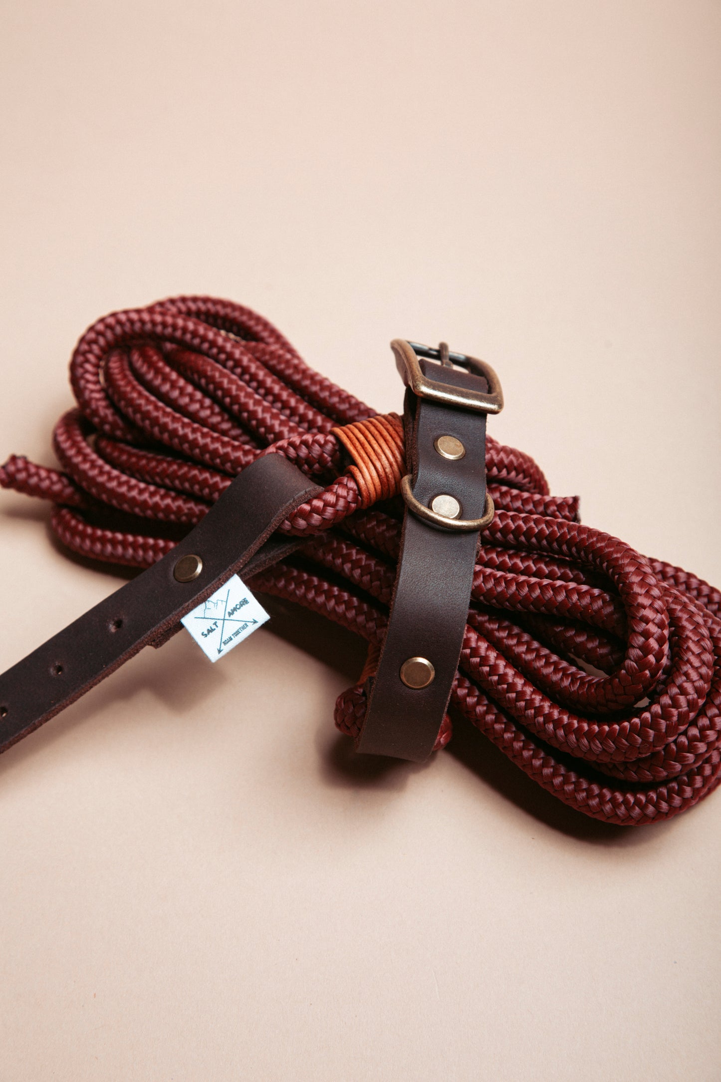 „Robustes Hundehalsband aus Kletterseil und weichem Fettleder – langlebige Dogwear. Das Hundezubehör für den Alltag in verschiedenen Farbtönen!" Mit stabilen Karabinern und wasserabweisenden Seil, für dein nächstes Abenteuer!