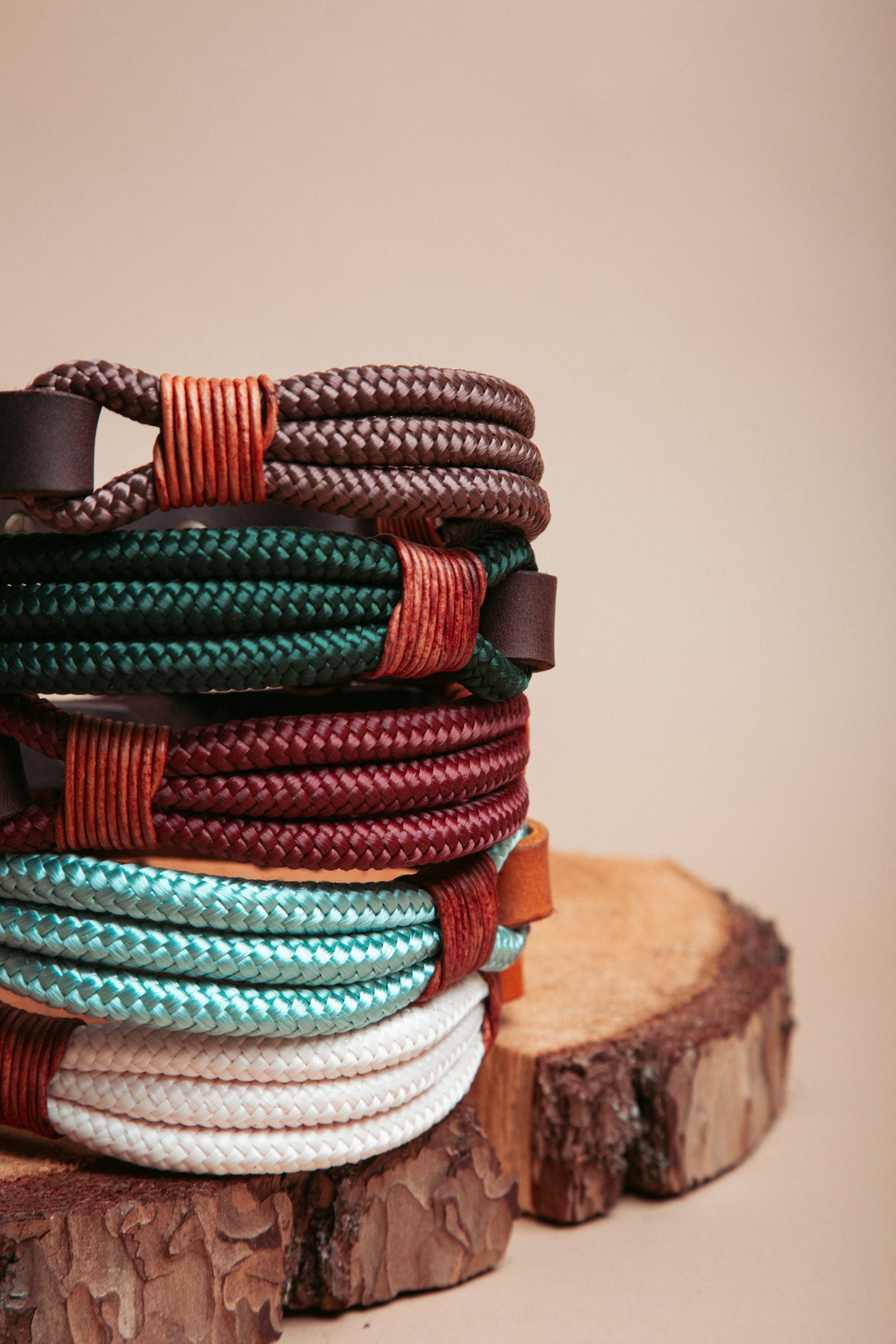 „Robustes Hundehalsband aus Kletterseil und weichem Fettleder – langlebige Dogwear. Das Hundezubehör für den Alltag in verschiedenen Farbtönen!" Mit stabilen Karabinern und wasserabweisenden Seil, für dein nächstes Abenteuer!