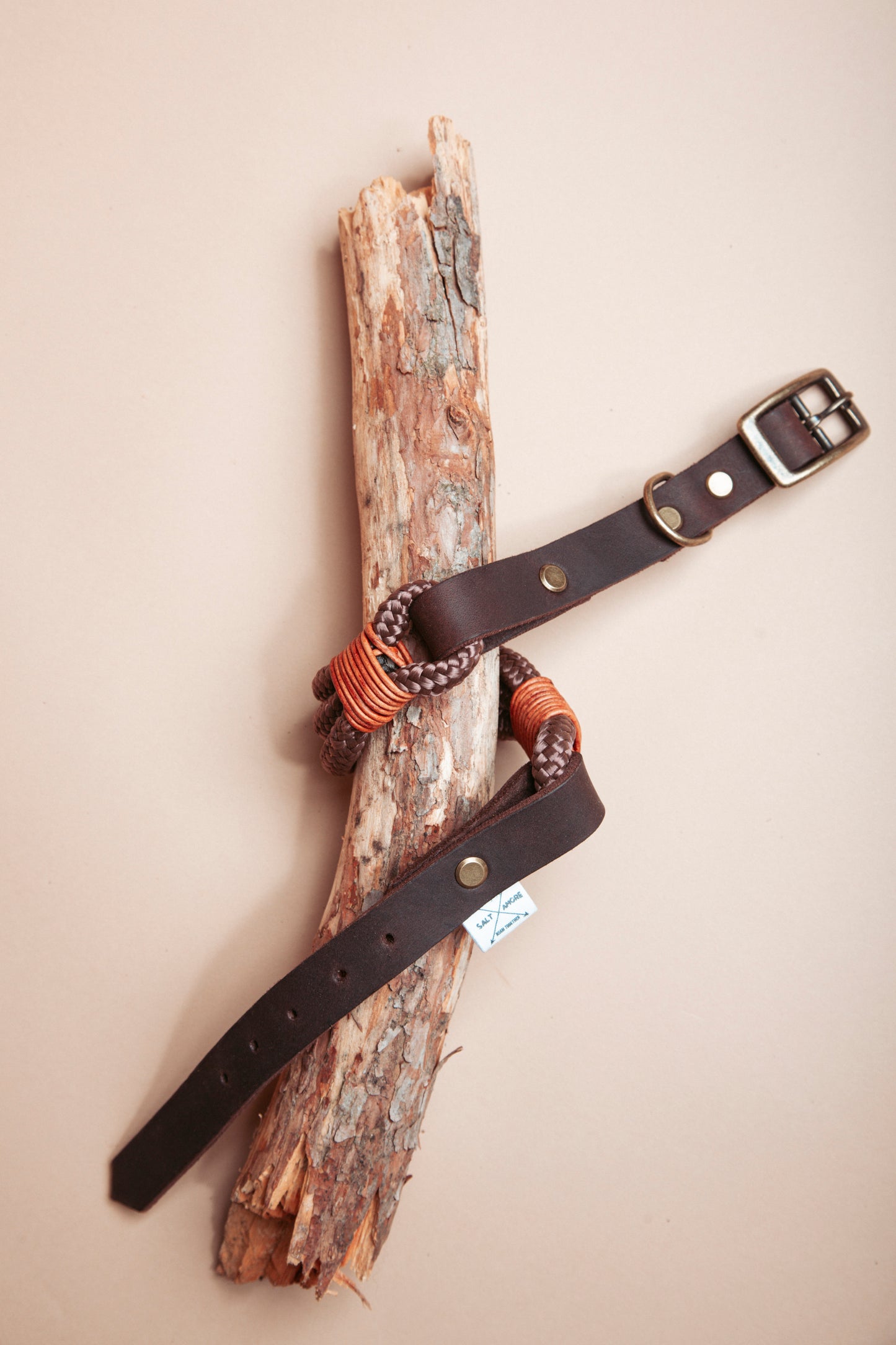 „Robustes Hundehalsband aus Kletterseil und weichem Fettleder – langlebige Dogwear. Das Hundezubehör für den Alltag in verschiedenen Farbtönen!" Mit stabilen Karabinern und wasserabweisenden Seil, für dein nächstes Abenteuer!