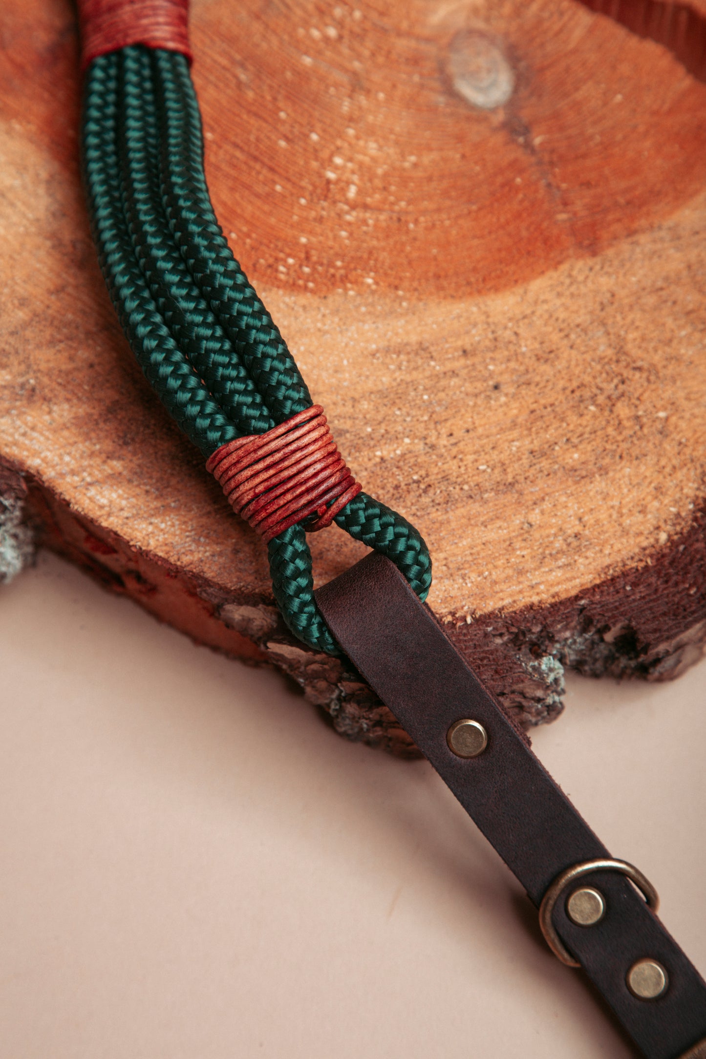 „Robustes Hundehalsband aus Kletterseil und weichem Fettleder – langlebige Dogwear. Das Hundezubehör für den Alltag in verschiedenen Farbtönen!" Mit stabilen Karabinern und wasserabweisenden Seil, für dein nächstes Abenteuer!