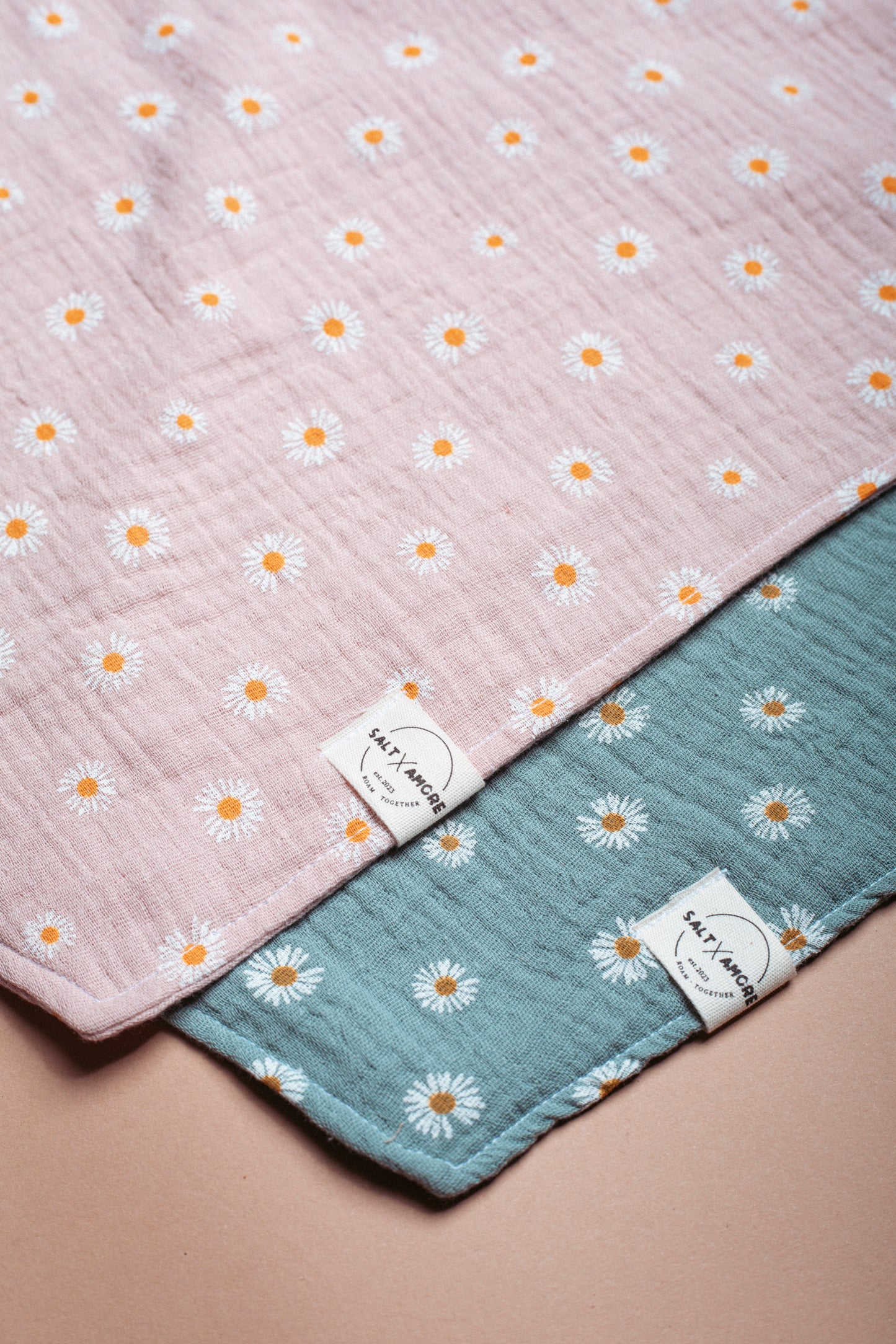 Handgemachtes Hundehalstuch aus Bio-Musselin mit Gänseblümchen-Print in Rosé – leichtes, stylisches Hundezubehör & perfekt für deinen Outdoorsommer mit Hund.