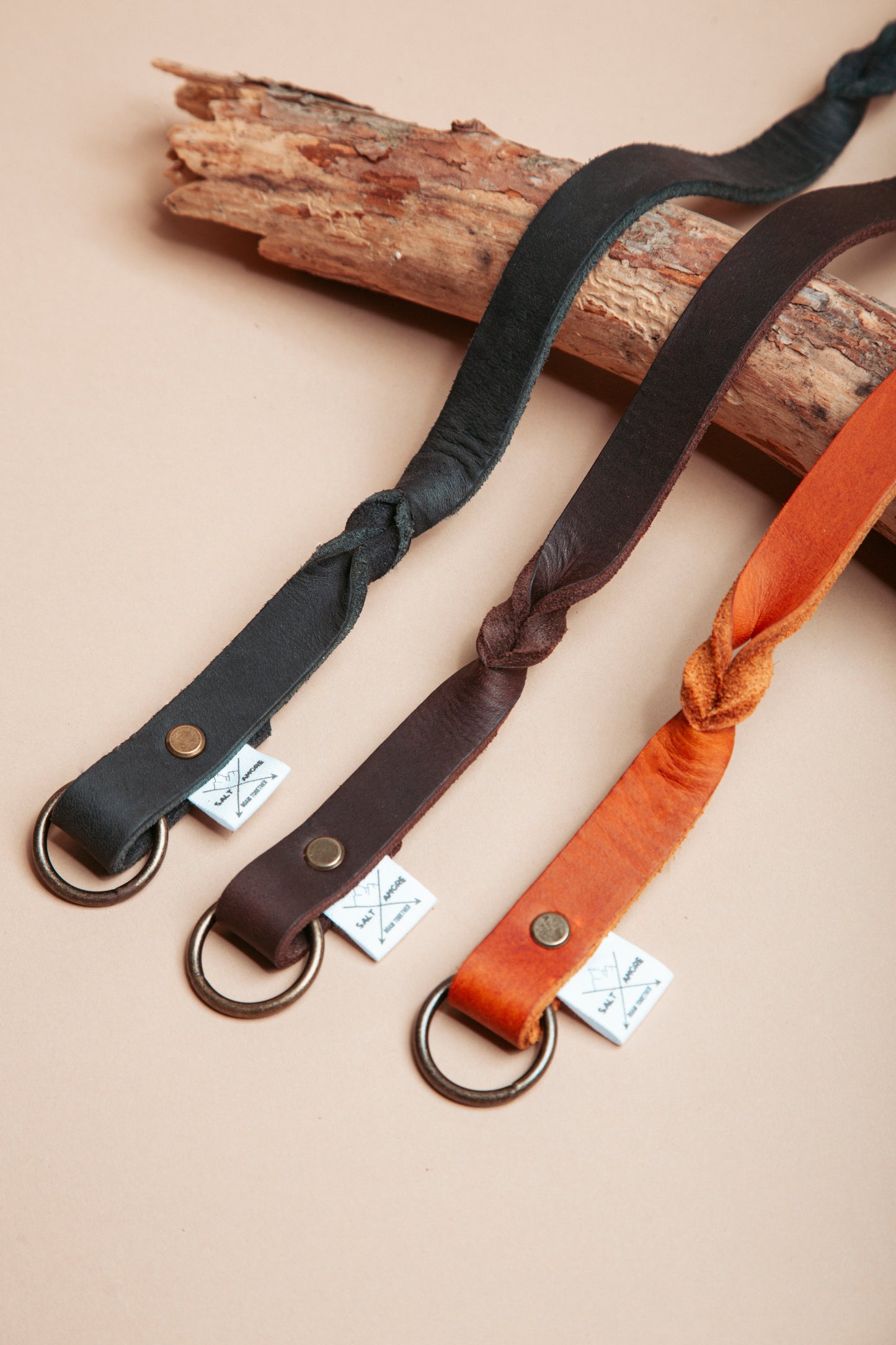 „Handschlaufe & Kurzführer aus robustem Leder für Hunde in verschiedenen Farben, handgefertigt mit stabilem Karabiner – ideal für Training und kurze Führstrecken2.