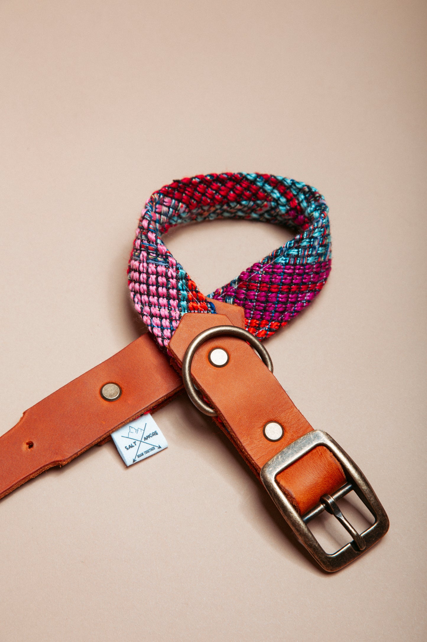 „Robustes, handgemachtes Hundehalsband aus reissfestem Gurtband veredelt mit gewebtem Baumwollstoff und weichem Fettleder im beliebten Bohostil mit folklorischem Webmuster – langlebige, stylische Dogwear. Das Hundezubehör für deinen Alltag oder dein nächstes Abenteuer!