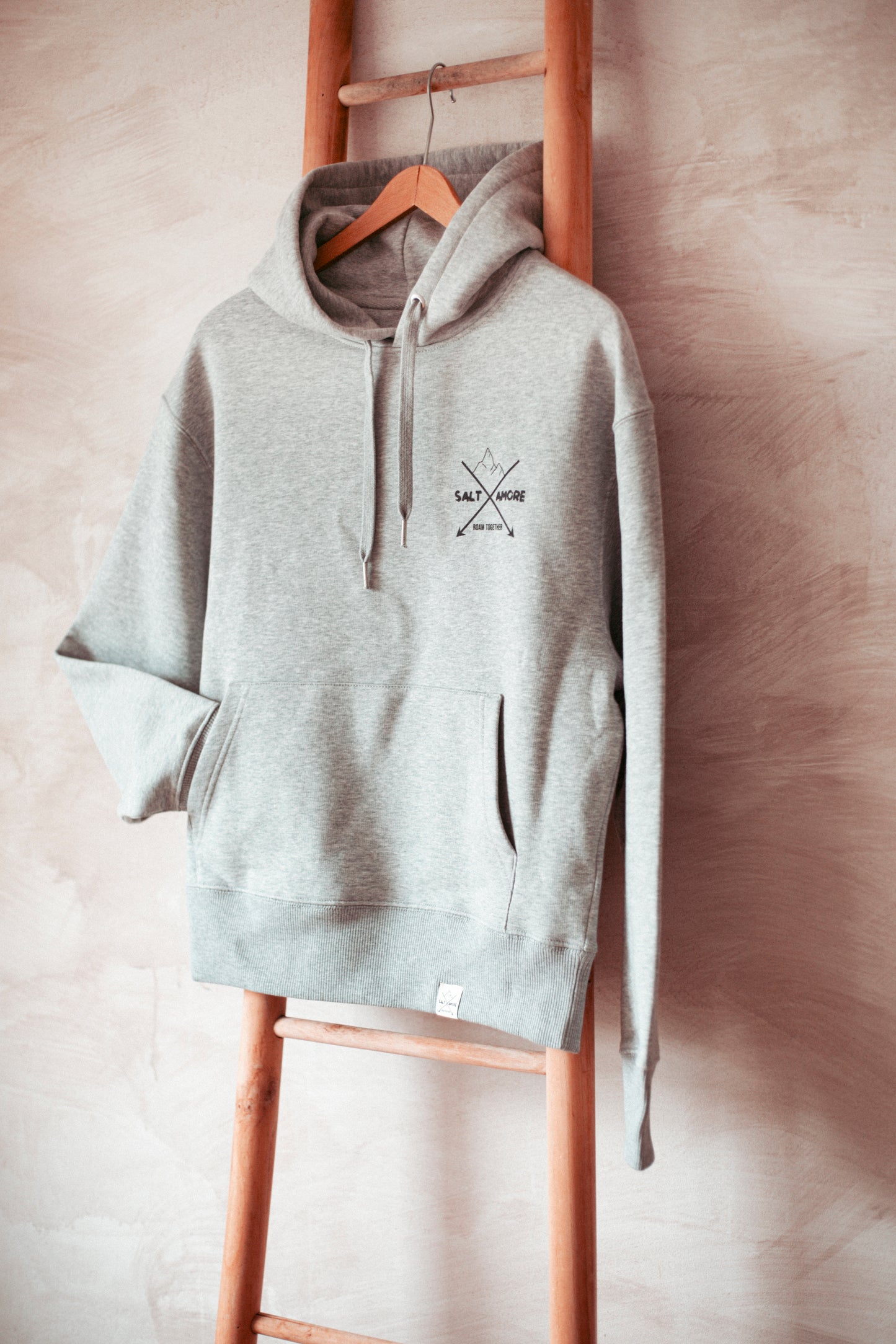 Statement Hoodie aus Bio-Baumwolle, nachhaltig Produziert in Heather Grey. Mit Bergprint für alle Outdoormenschen.