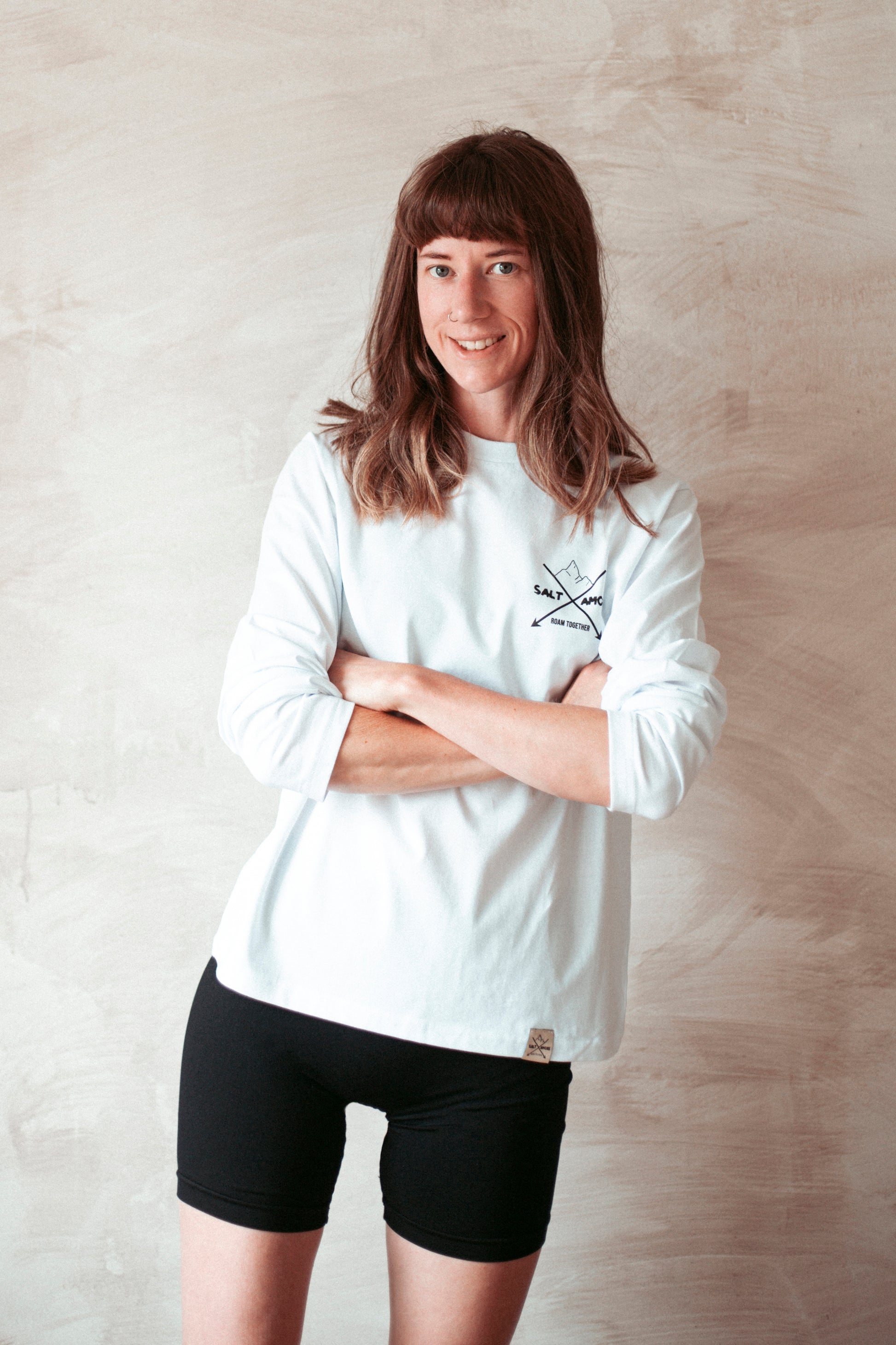 Statement Longsleeve aus Bio-Baumwolle in weiss. Nachhaltig Produziert in der EU. Mit Logo für alle Outdoormenschen.