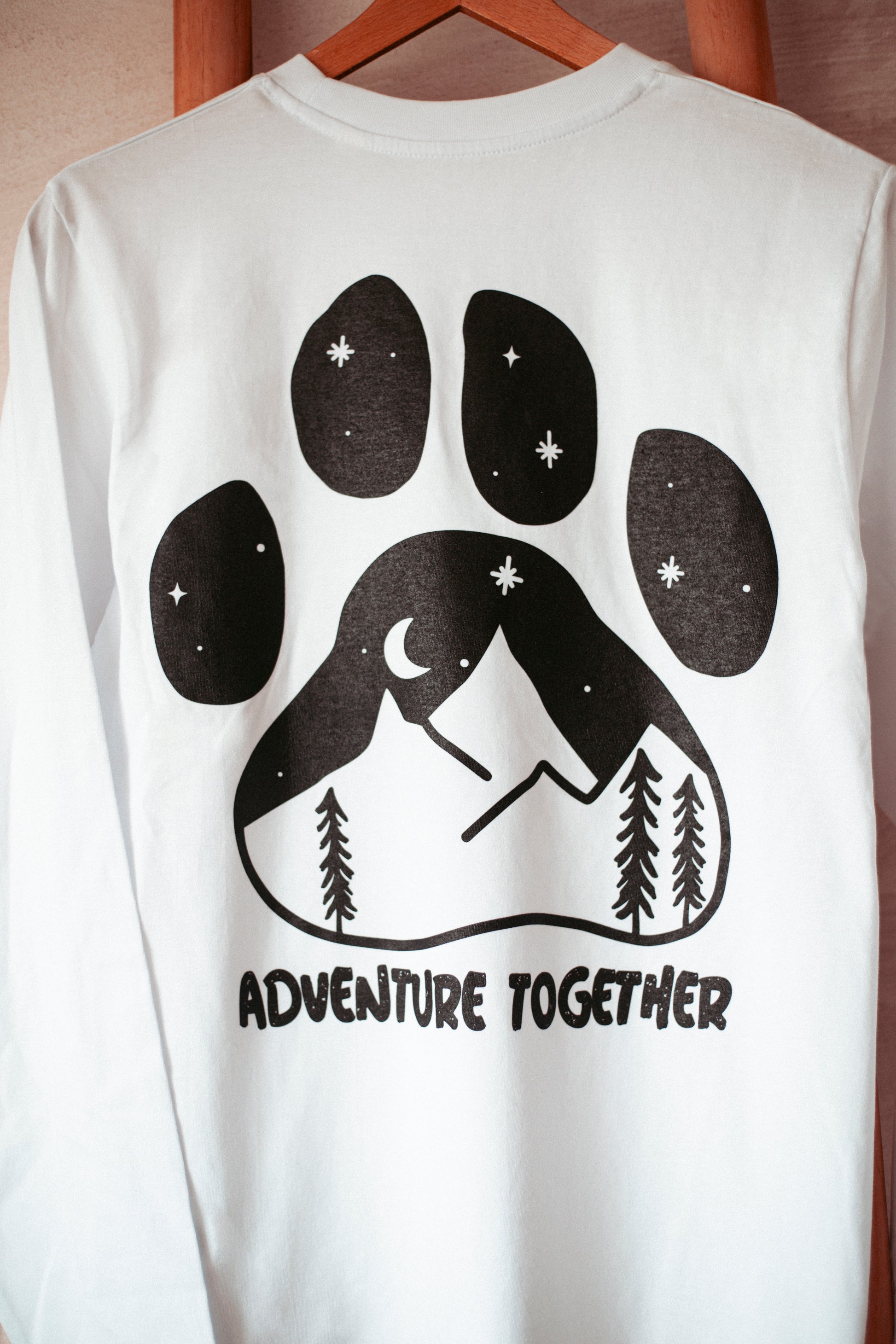 Statement Longsleeve aus Bio-Baumwolle in weiss. Nachhaltig Produziert in der EU. Mit Pfotenprint für alle Outdoormenschen.