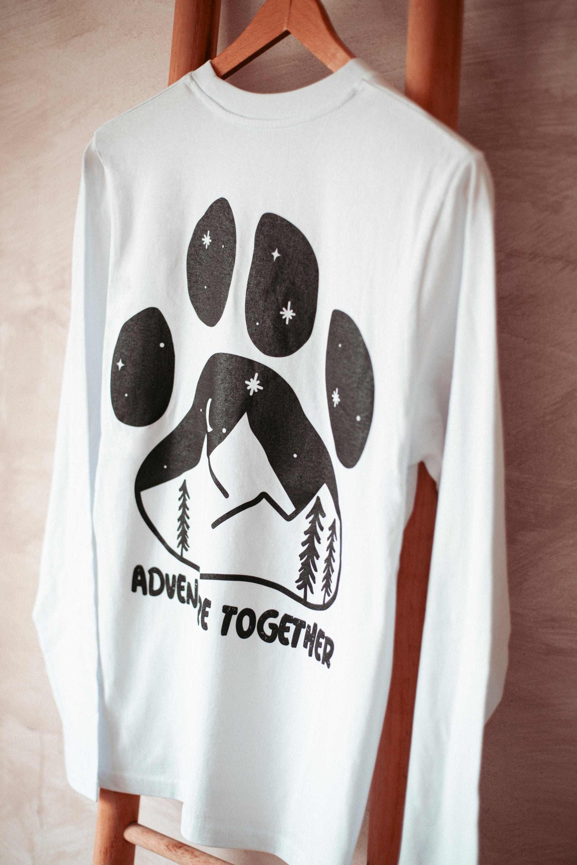 Statement Longsleeve aus Bio-Baumwolle in weiss. Nachhaltig Produziert in der EU. Mit Pfotenprint für alle Outdoormenschen.
