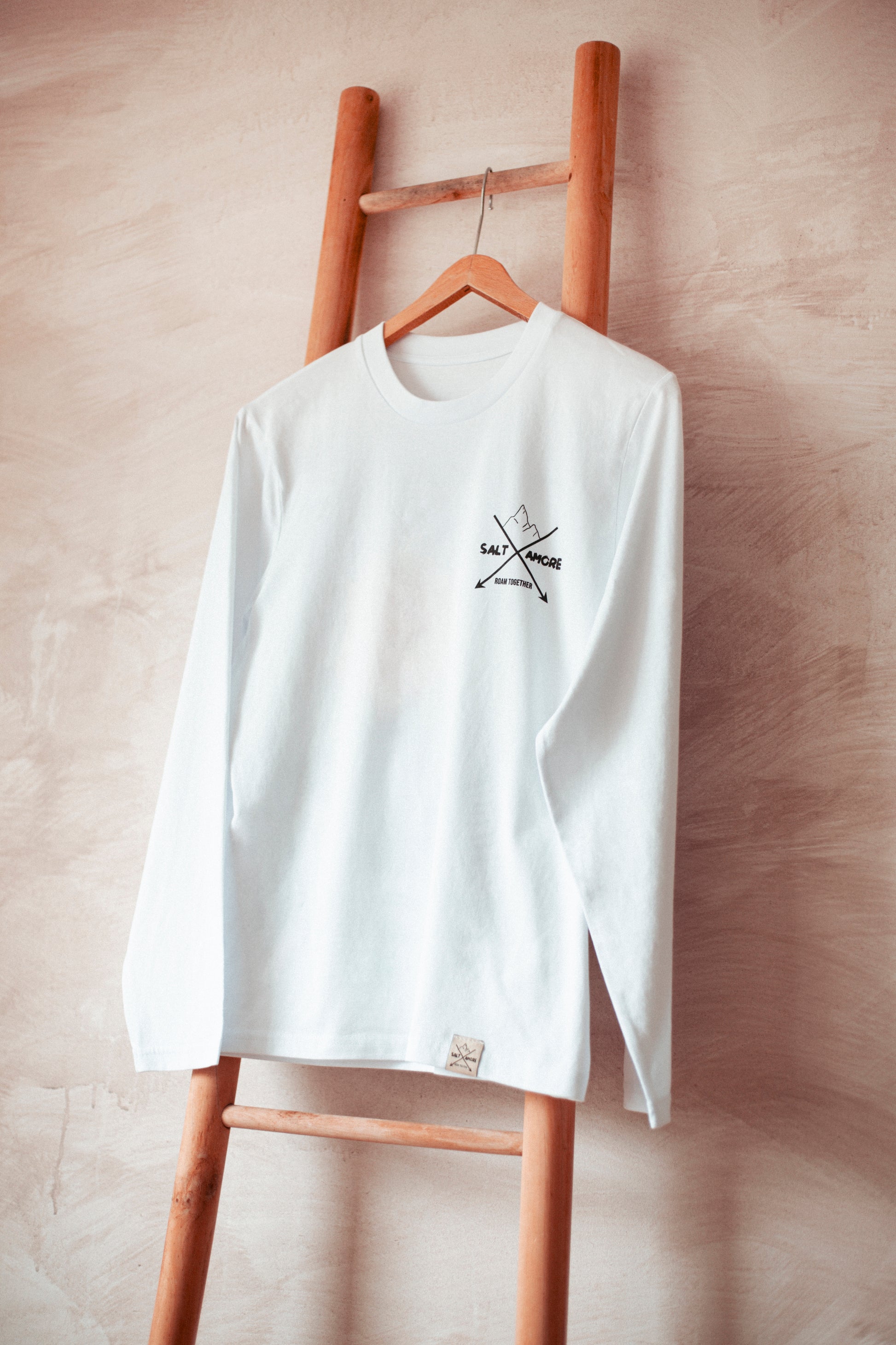 Statement Longsleeve aus Bio-Baumwolle in weiss. Nachhaltig Produziert in der EU. Für alle Outdoormenschen.