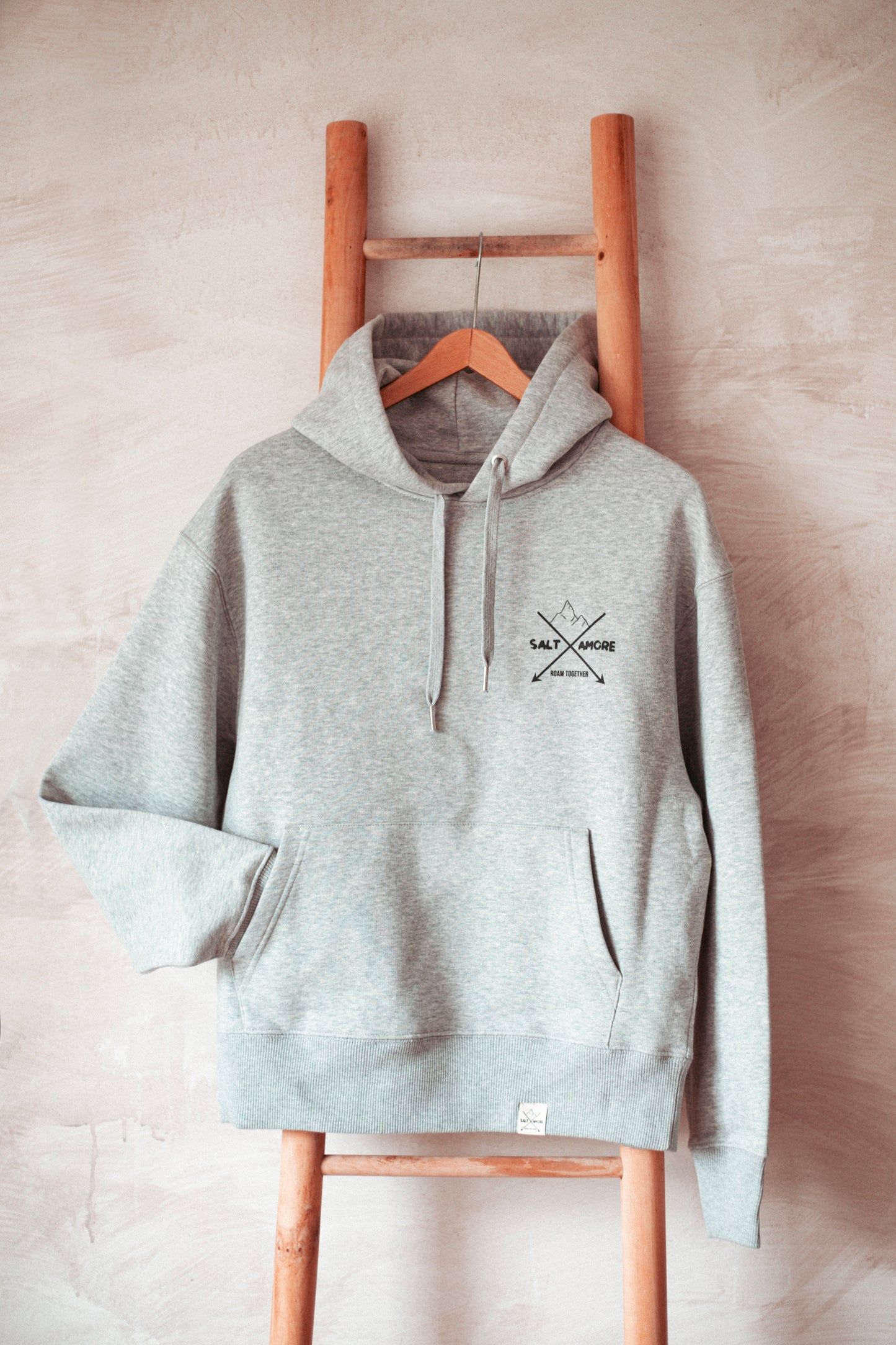 Statement Hoodie aus Bio-Baumwolle, nachhaltig Produziert in Heather Grey. Mit Bergprint für alle Outdoormenschen.