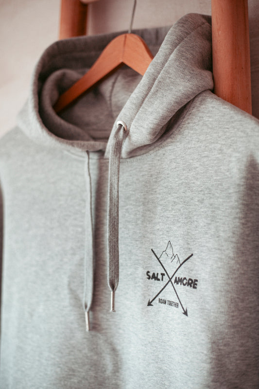 Statement Hoodie aus Bio-Baumwolle, nachhaltig Produziert in Heather Grey. Mit Bergprint für alle Outdoormenschen.