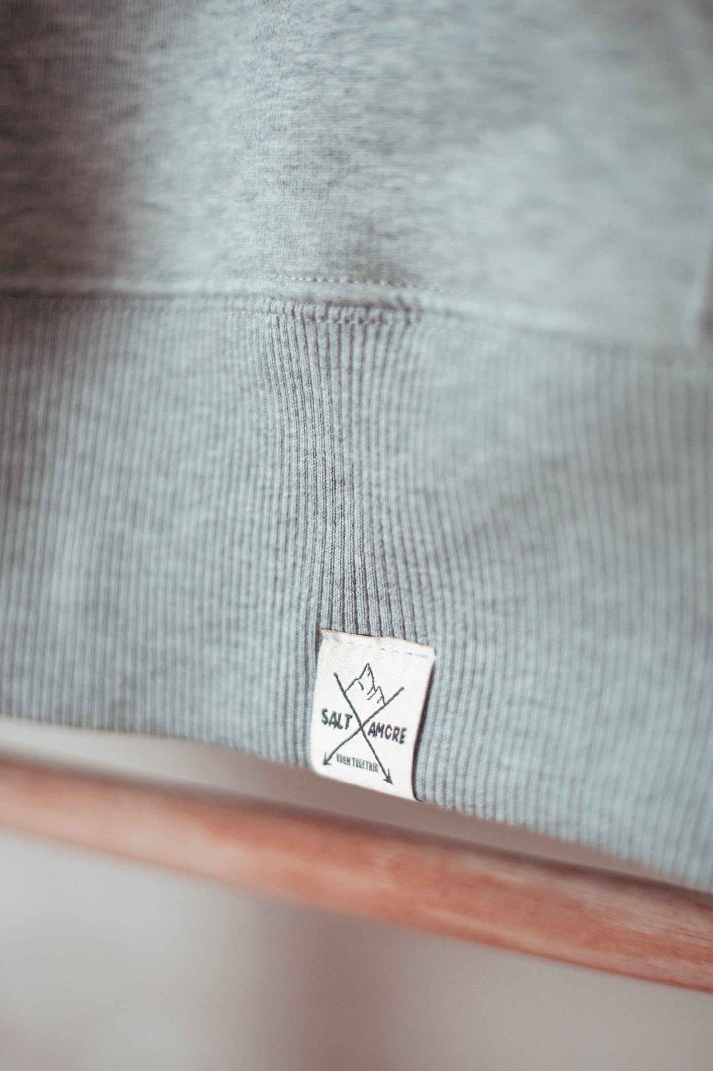 Statement Hoodie aus Bio-Baumwolle, nachhaltig Produziert in Heather Grey. Mit Bergprint für alle Outdoormenschen.