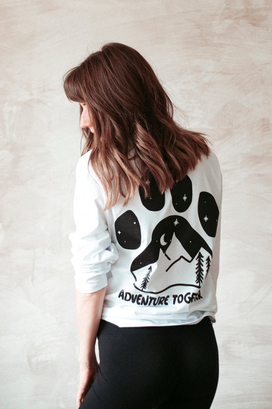 Statement Longsleeve aus Bio-Baumwolle in weiss. Nachhaltig Produziert in der EU. Mit Pfotenprint für alle Outdoormenschen.