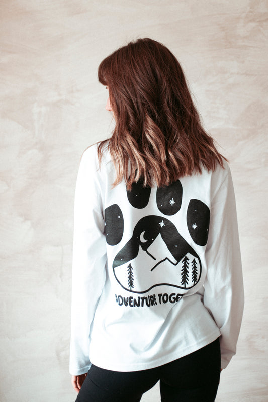 Statement Longsleeve aus Bio-Baumwolle in weiss. Nachhaltig Produziert in der EU. Mit Pfotenprint für alle Outdoormenschen.