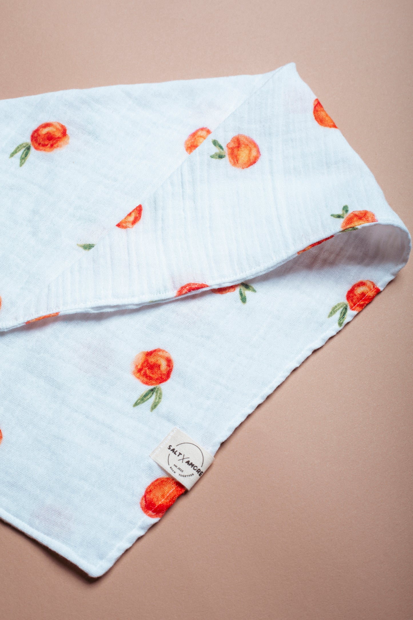 Fruchtige Dogwear für den Sommer: Hundehalstuch „Peach“ aus Bio-Musselin. Jetzt stilvolle Halstücher & Dogwear kaufen – handgemacht & leicht zu tragen.