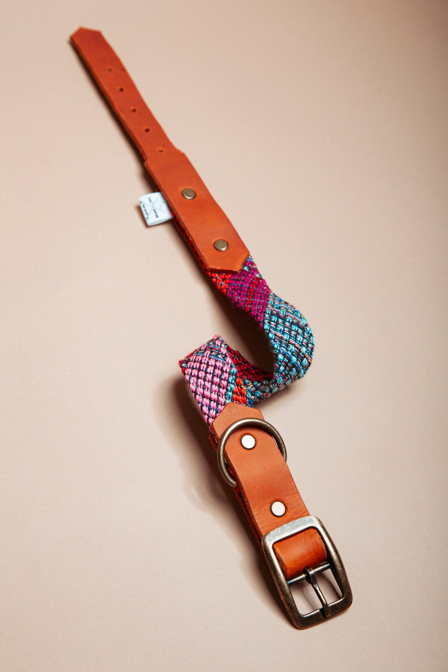 „Robustes, handgemachtes Hundehalsband aus reissfestem Gurtband veredelt mit gewebtem Baumwollstoff und weichem Fettleder im beliebten Bohostil mit folklorischem Webmuster – langlebige, stylische Dogwear. Das Hundezubehör für deinen Alltag oder dein nächstes Abenteuer!
