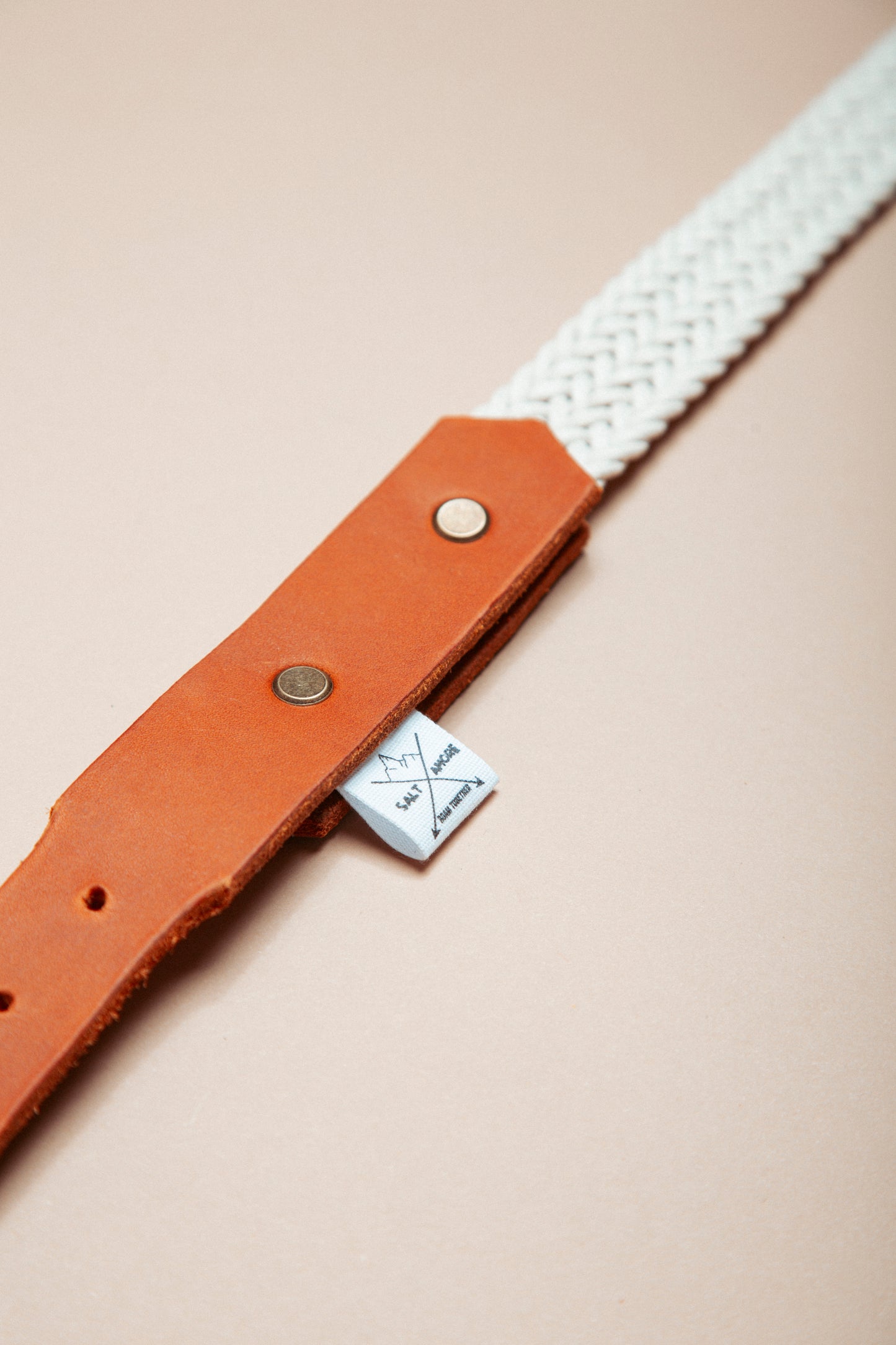 „Robustes, handgemachtes Hundehalsband aus gepflochtenem Gurtband und weichem Fettleder im beliebten Bohostil – langlebige, stylische Dogwear. Das Hundezubehör für deinen Alltag oder dein nächstes Abenteuer!