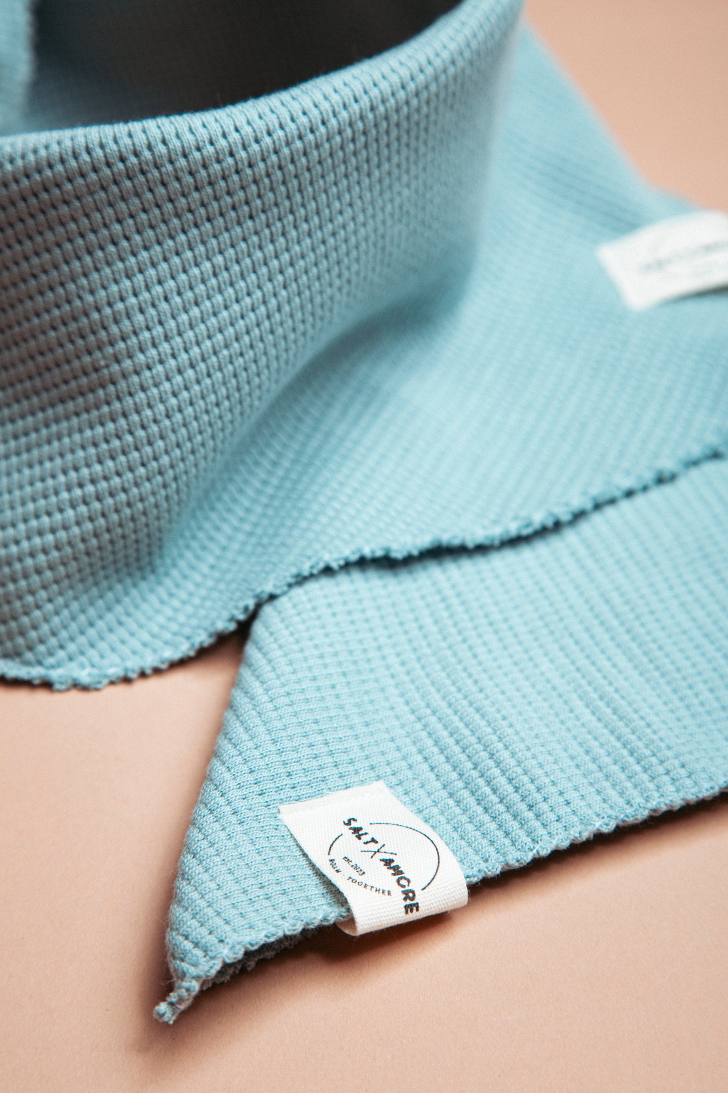 Zeitlose Dogwear für den Sommer: Hundehalstuch „Sky“ aus Waffelpiqué – stilvoll, handgemacht & luftig. Jetzt minimalistisches Hundezubehör kaufen!