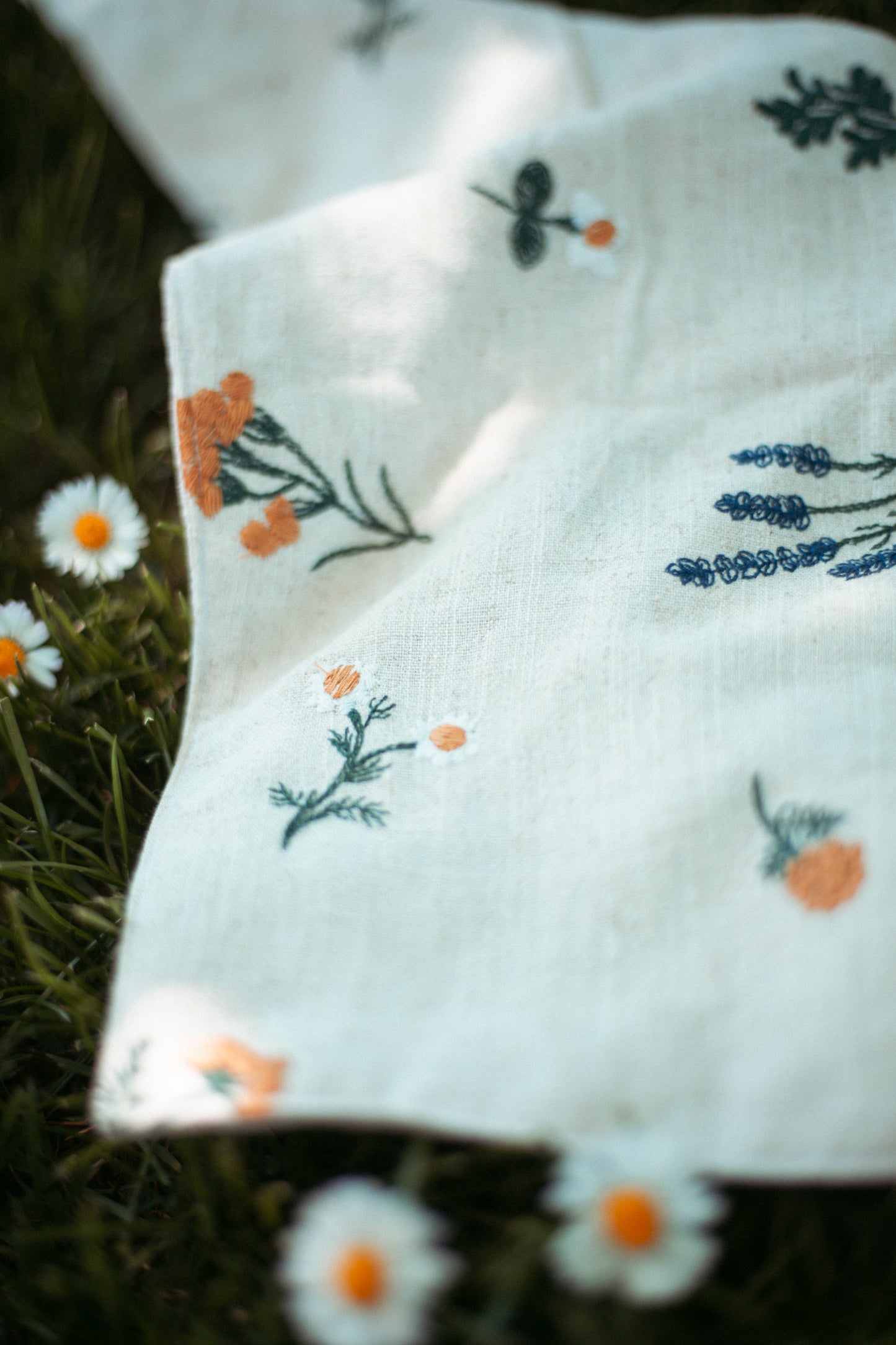 Handgemachtes Boho-Hundehalstuch aus Leinen mit floraler Stickerei – leicht, stilvoll & ideal. Jetzt online shoppen.