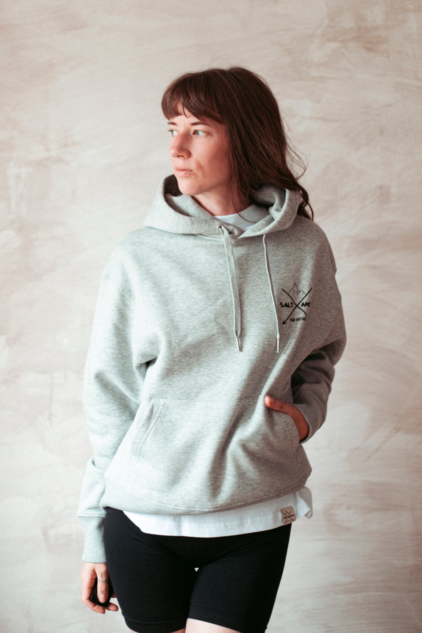 Statement Hoodie aus Bio-Baumwolle, nachhaltig Produziert in Heather Grey. Mit Bergprint für alle Outdoormenschen.