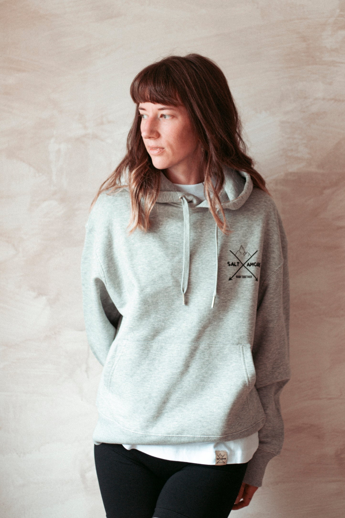 Statement Hoodie aus Bio-Baumwolle, nachhaltig Produziert in Heather Grey. Mit Bergprint für alle Outdoormenschen.