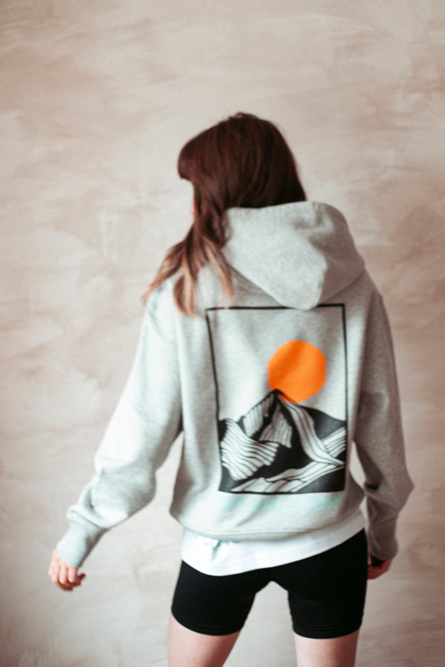 Statement Hoodie aus Bio-Baumwolle, nachhaltig Produziert in Heather Grey. Mit Bergprint für alle Outdoormenschen.