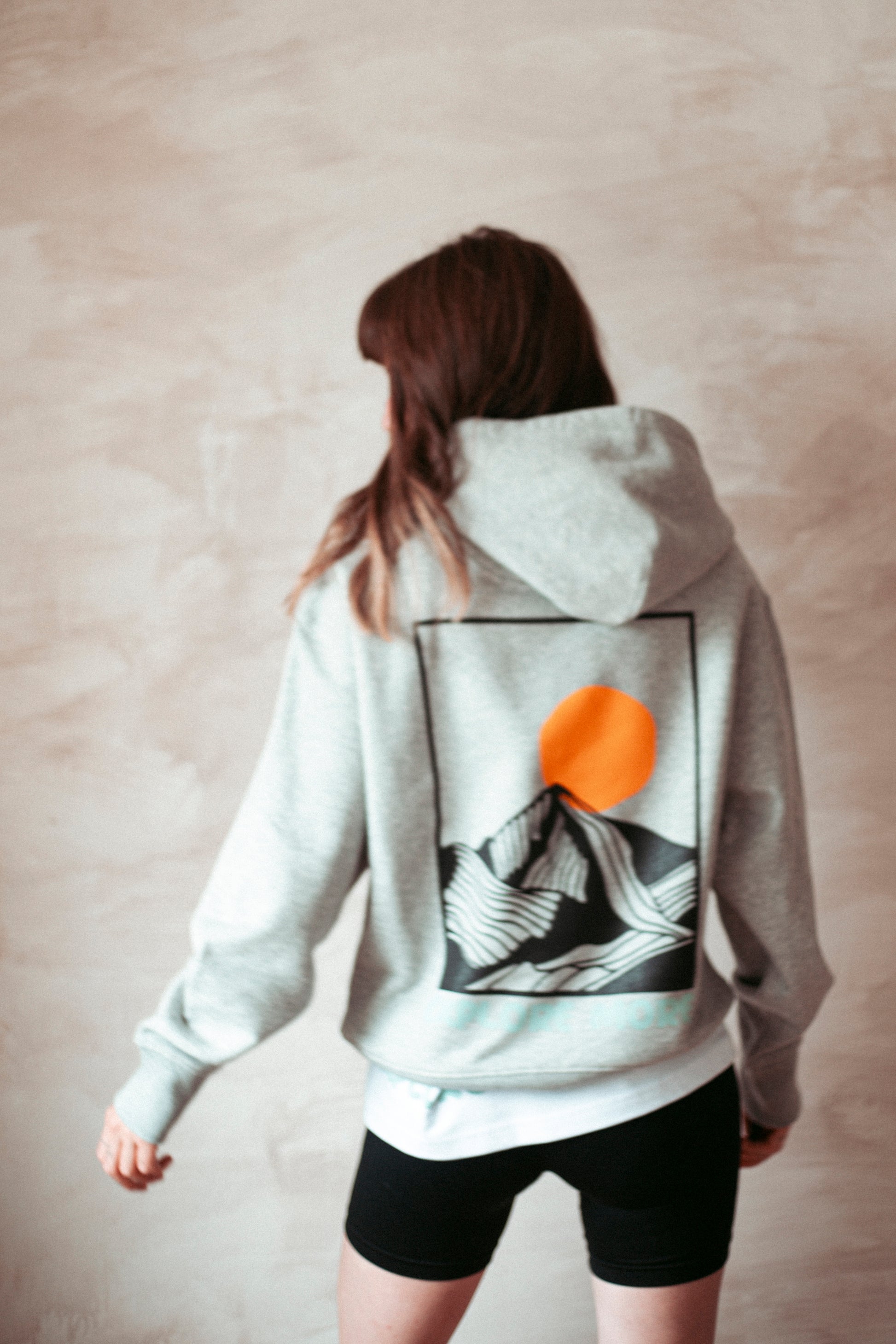 Statement Hoodie aus Bio-Baumwolle, nachhaltig Produziert in Heather Grey. Mit Bergprint für alle Outdoormenschen.