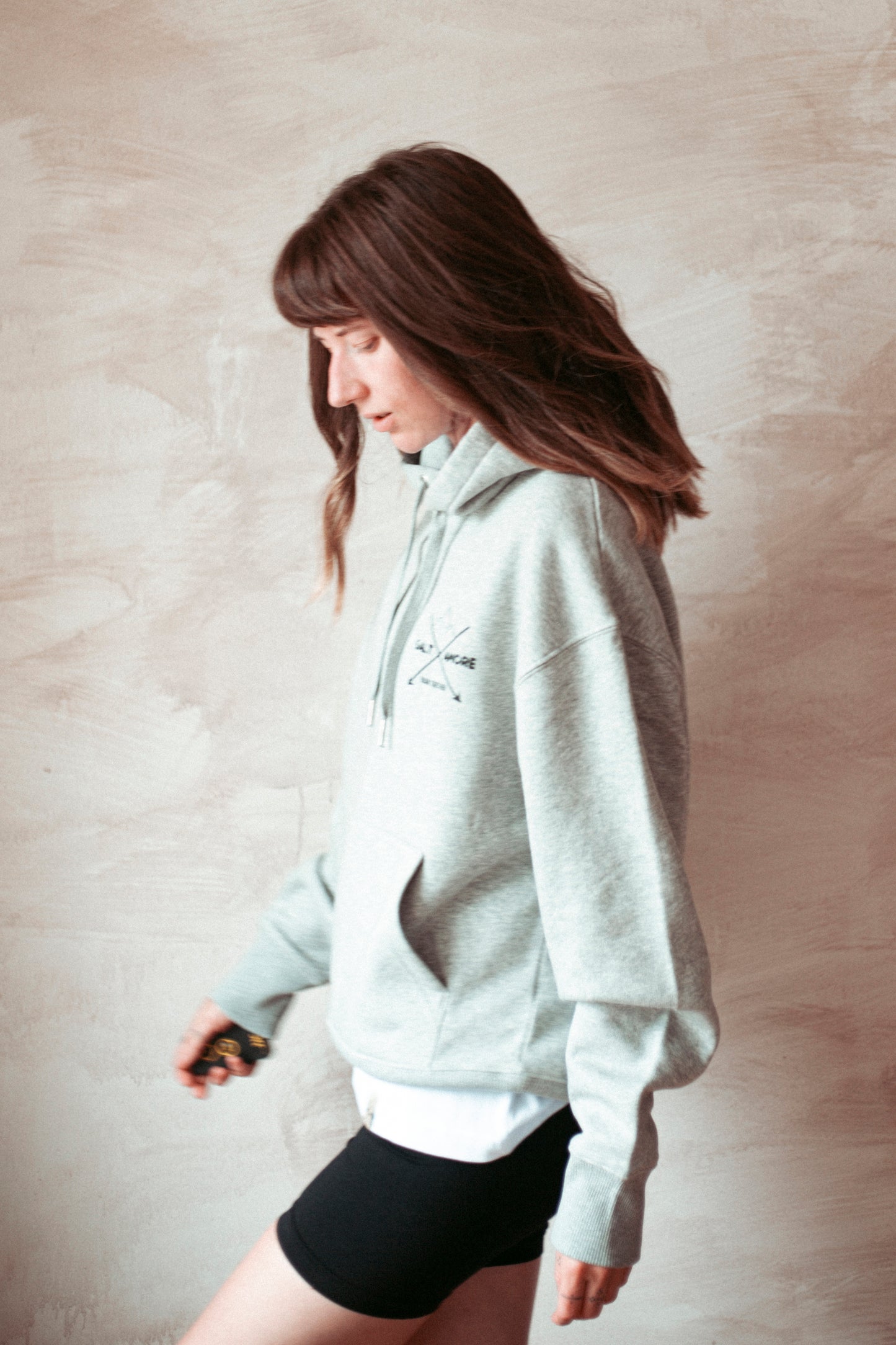 Statement Hoodie aus Bio-Baumwolle, nachhaltig Produziert in Heather Grey. Mit Bergprint für alle Outdoormenschen.