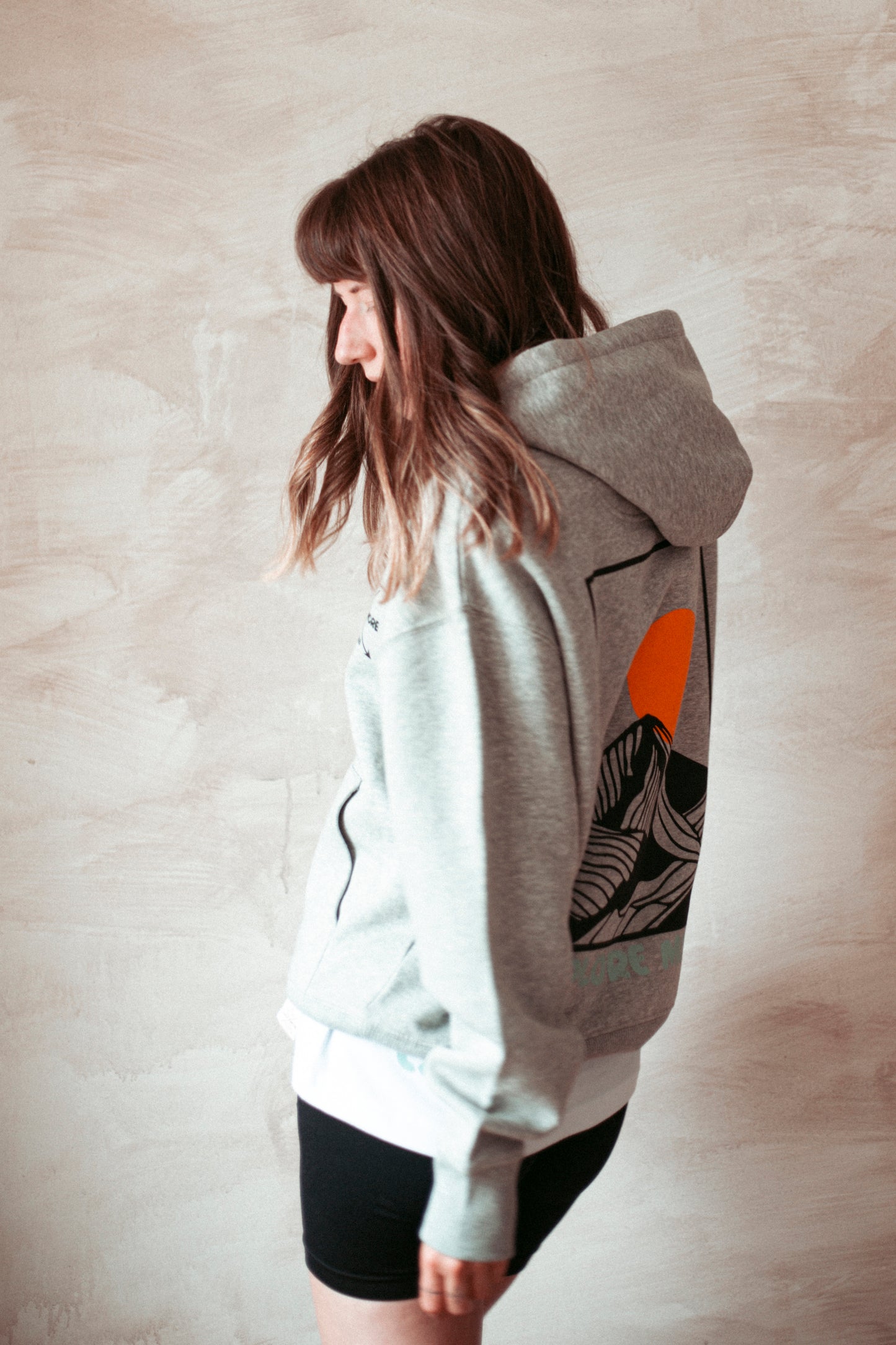 Statement Hoodie aus Bio-Baumwolle, nachhaltig Produziert in Heather Grey. Mit Bergprint für alle Outdoormenschen.