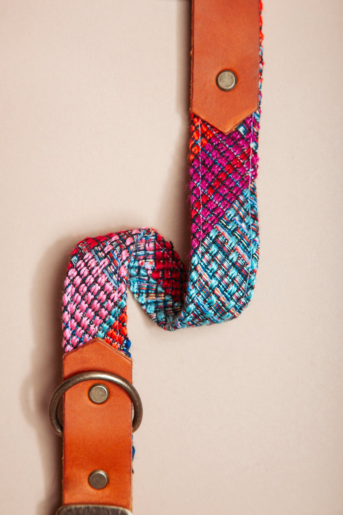 „Robustes, handgemachtes Hundehalsband aus reissfestem Gurtband veredelt mit gewebtem Baumwollstoff und weichem Fettleder im beliebten Bohostil mit folklorischem Webmuster – langlebige, stylische Dogwear. Das Hundezubehör für deinen Alltag oder dein nächstes Abenteuer!
