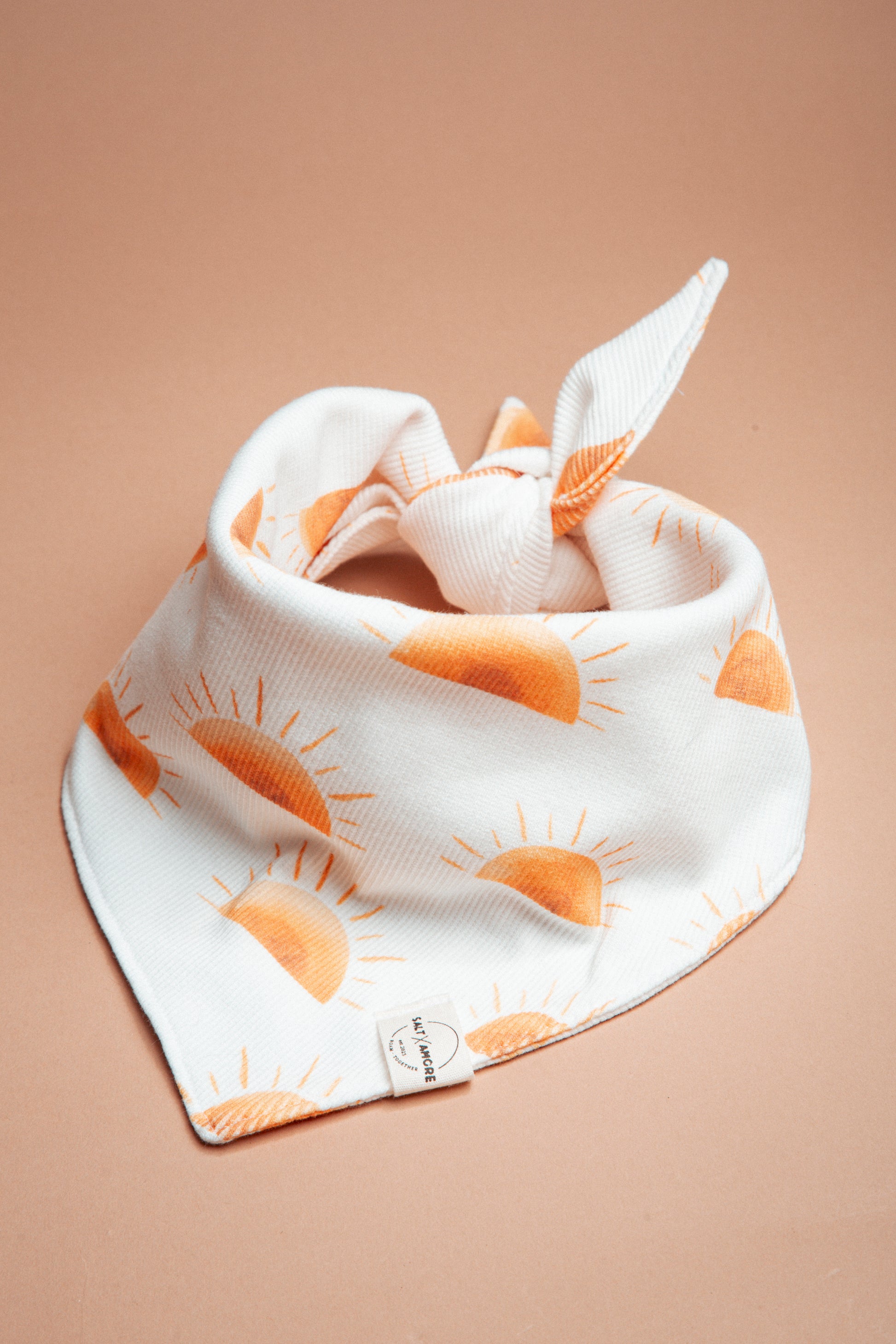 Sommerliche & nachhaltige Dogwear: Hundehalstuch „Sunset“ aus Bio-Jersey – handgemacht, bequem & perfekt für Abenteuer. Jetzt Hundehalstücher kaufen!